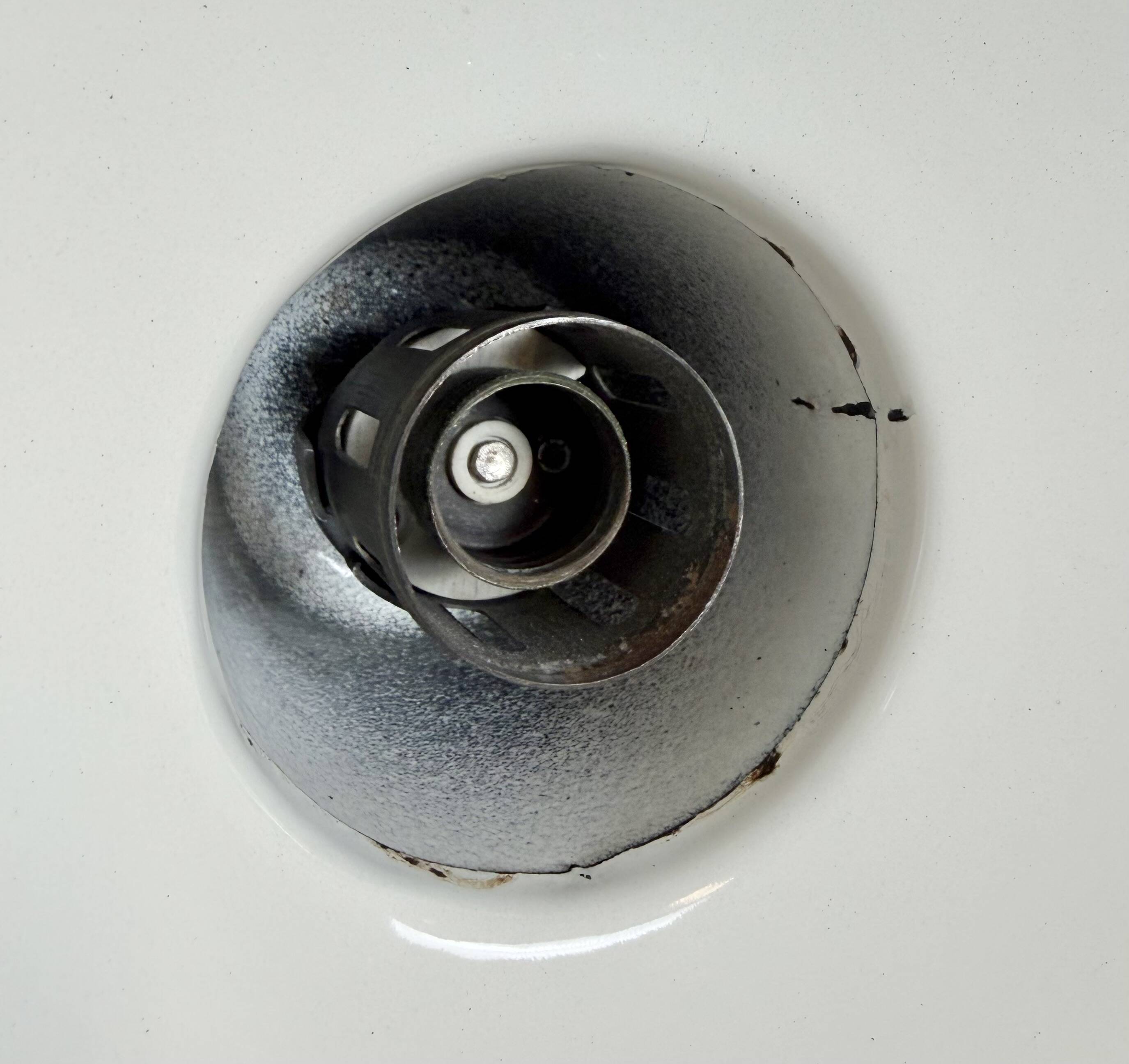 Lampe d'usine en émail pétrolier industriel avec dessus en fonte, années 1960.