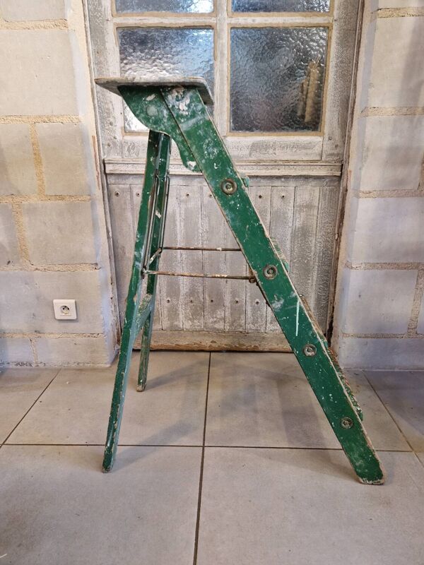 Ancien escabeau atelier peinture