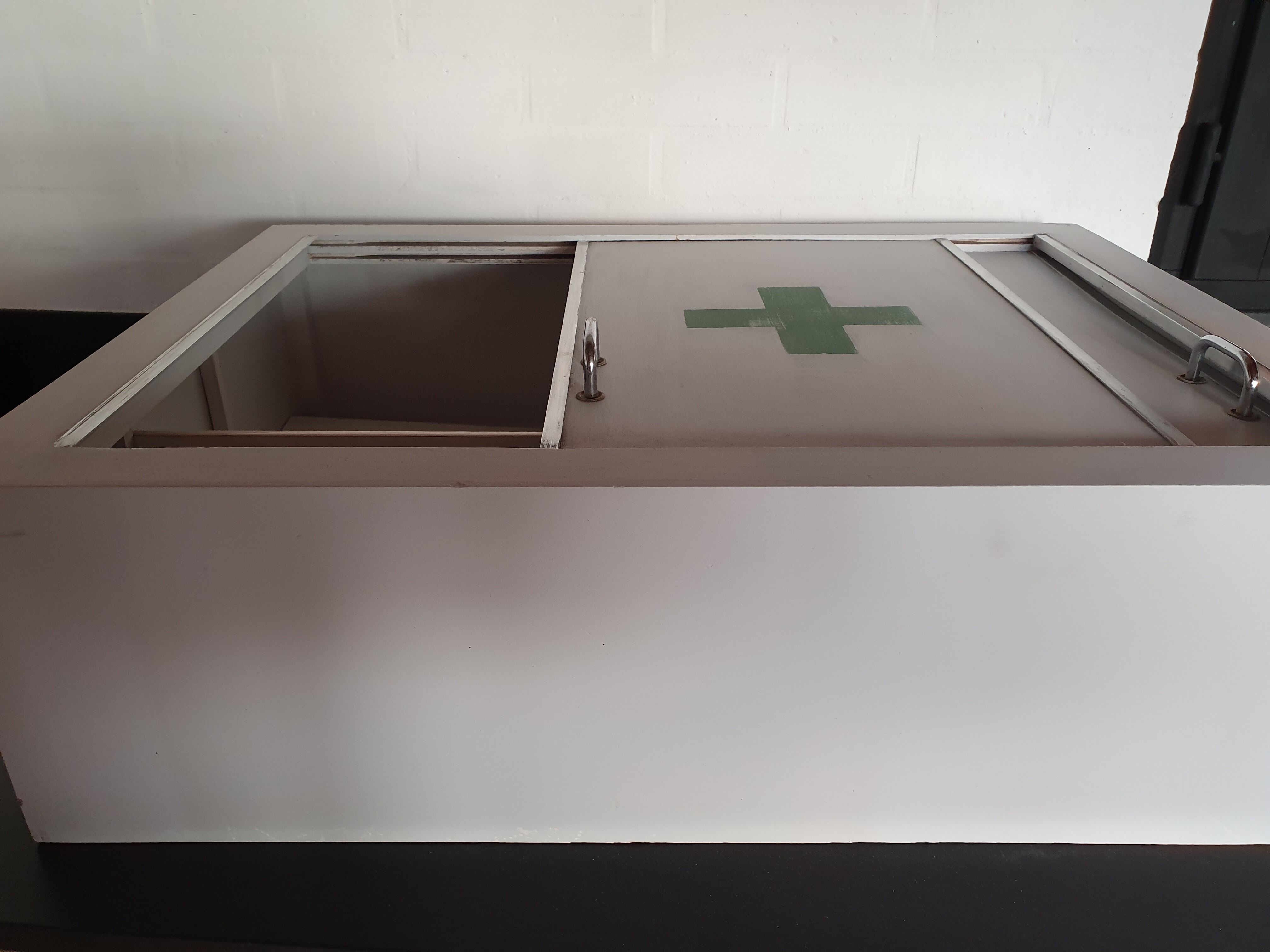 Armoire à pharmacie
