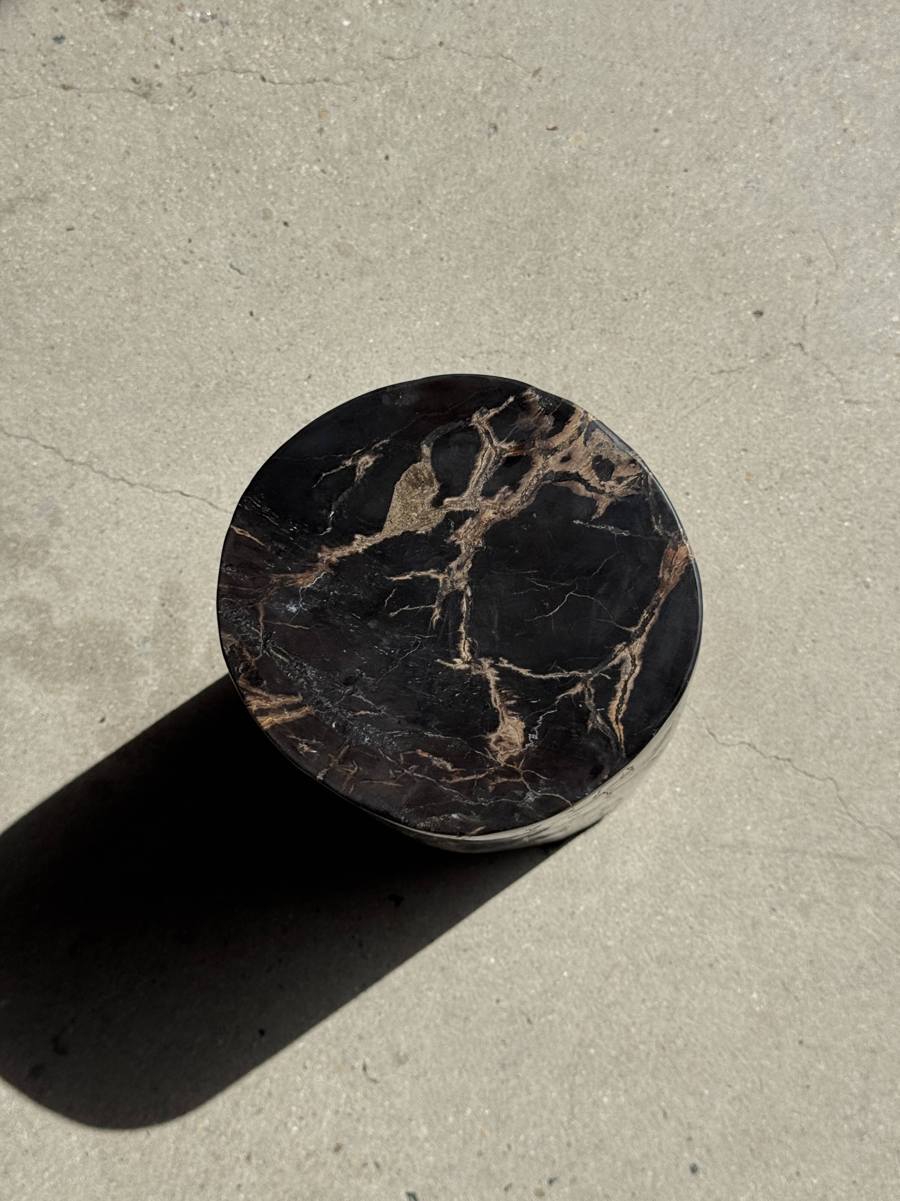 Table d'appoint en bois pétrifié noir