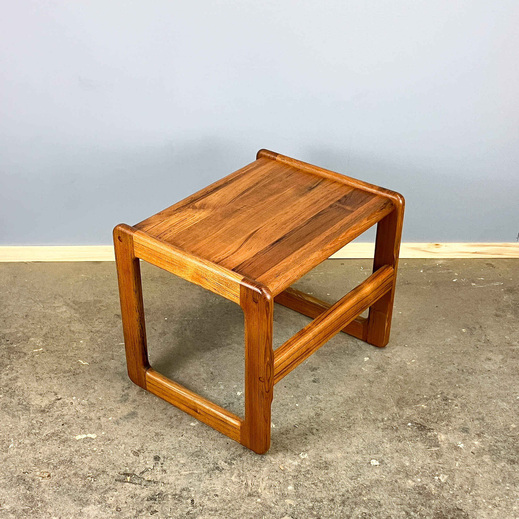 Table d'appoint, teck massif, années 1960