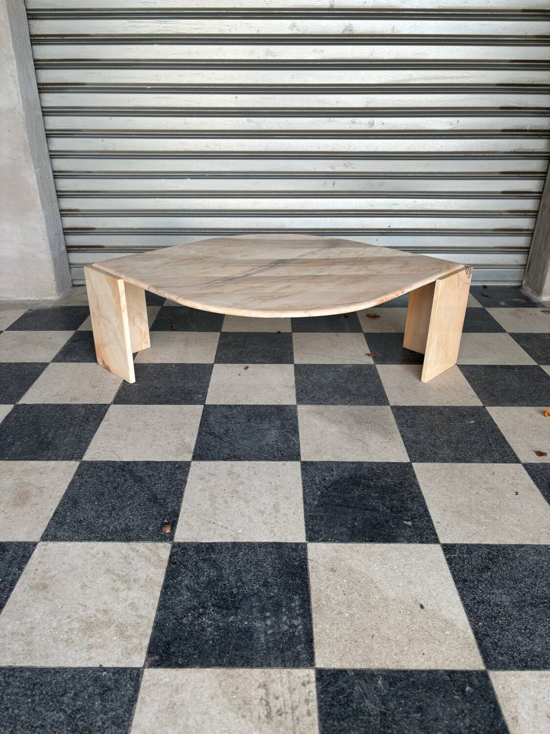 Table basse vintage en marbre rose