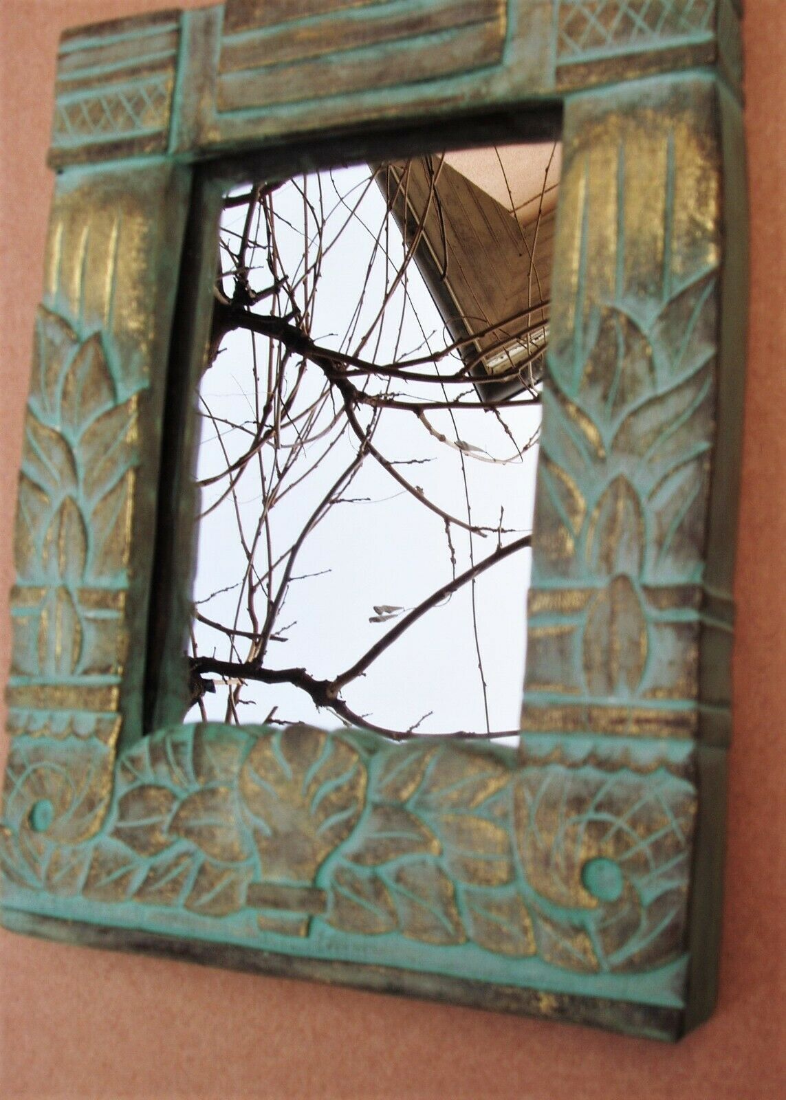 Petit miroir en bois sculpté à patine verte et dorée