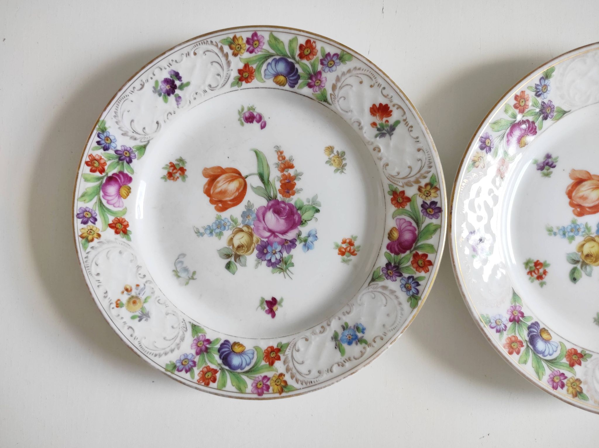 Paire d'assiettes fleuries porcelaine allemande