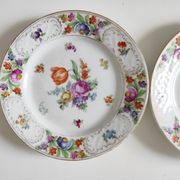 Paire d'assiettes fleuries porcelaine allemande