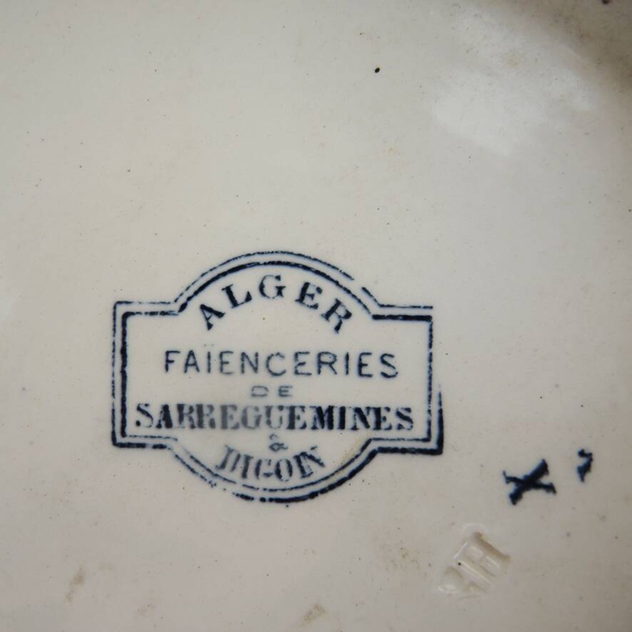 Old footed ceramic pie dish Sarreguemines – Algiers