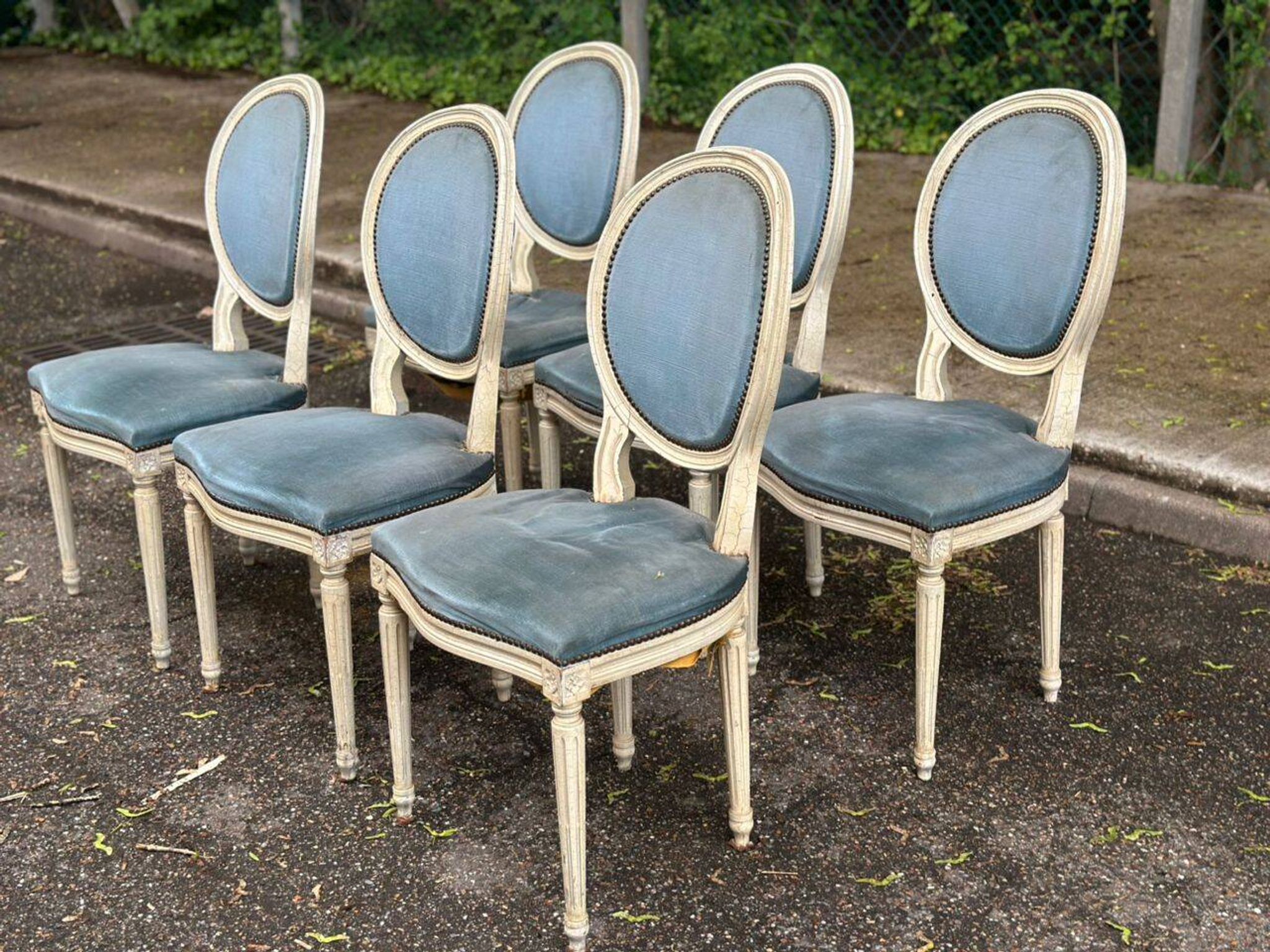 6 Louis XVI medallion chairs in beige wood and blue fabric from the 18th century.
