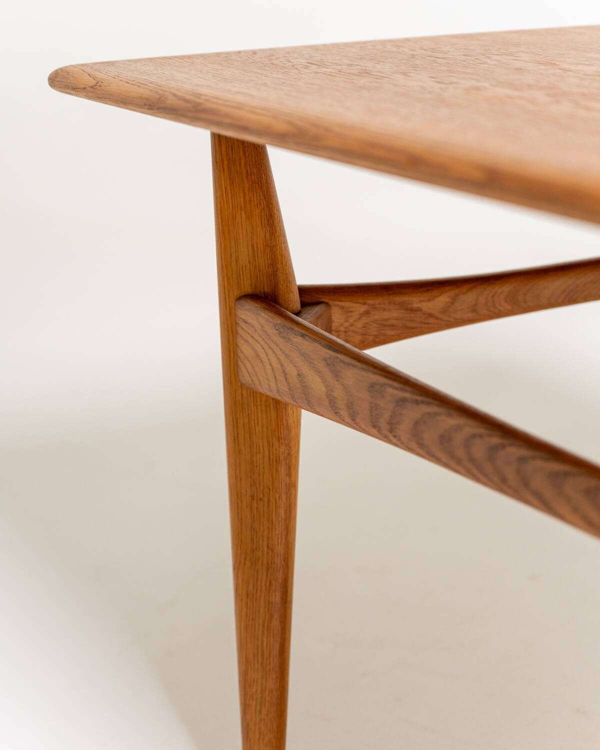Table d'appoint en chêne par Karl-Erik Ekselius pour JOC, Suède, années 1950.