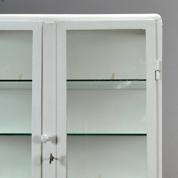 Armoire à pharmacie en fer, années 1950