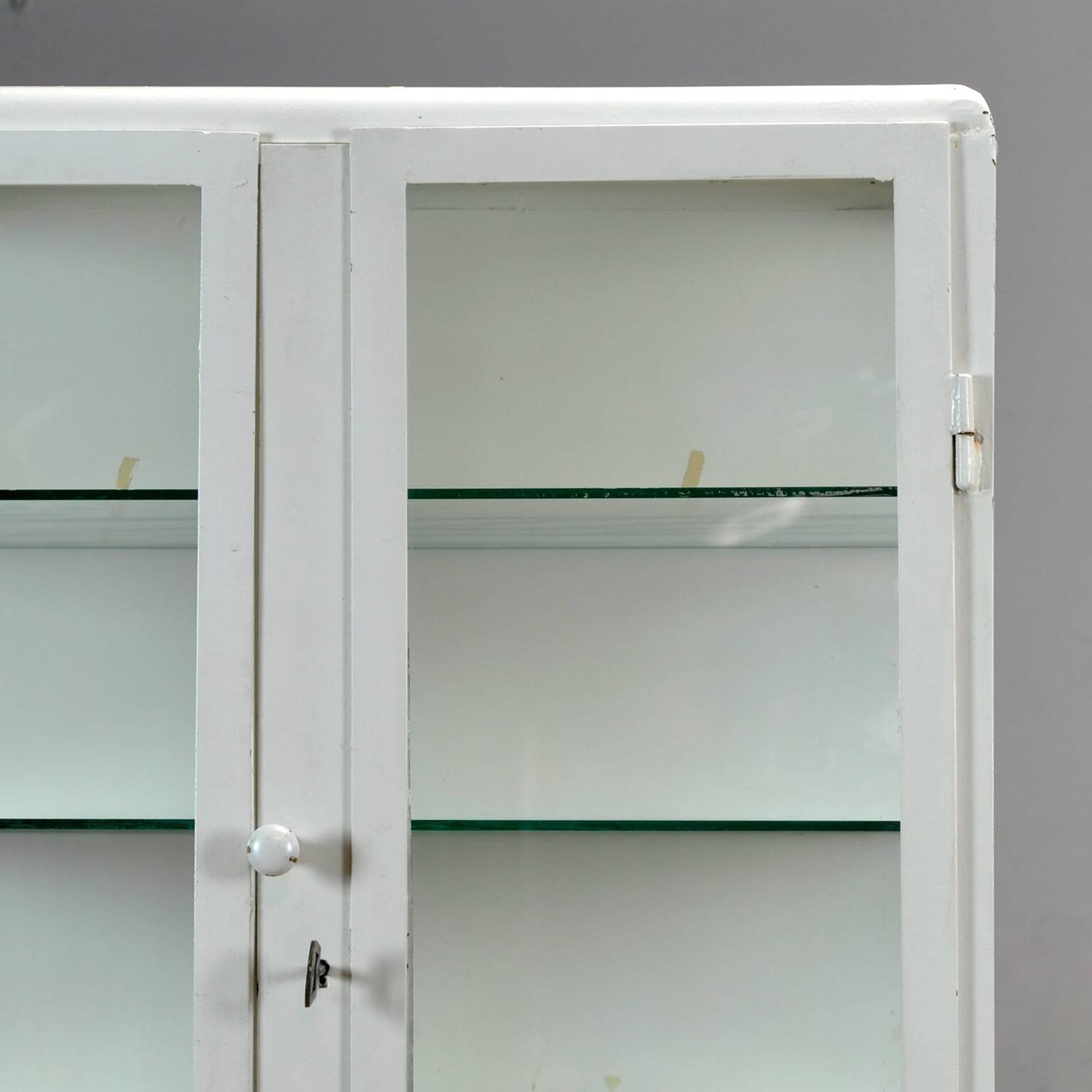 Armoire à pharmacie en fer, années 1950