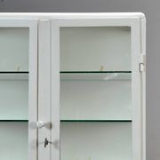 Armoire à pharmacie en fer, années 1950