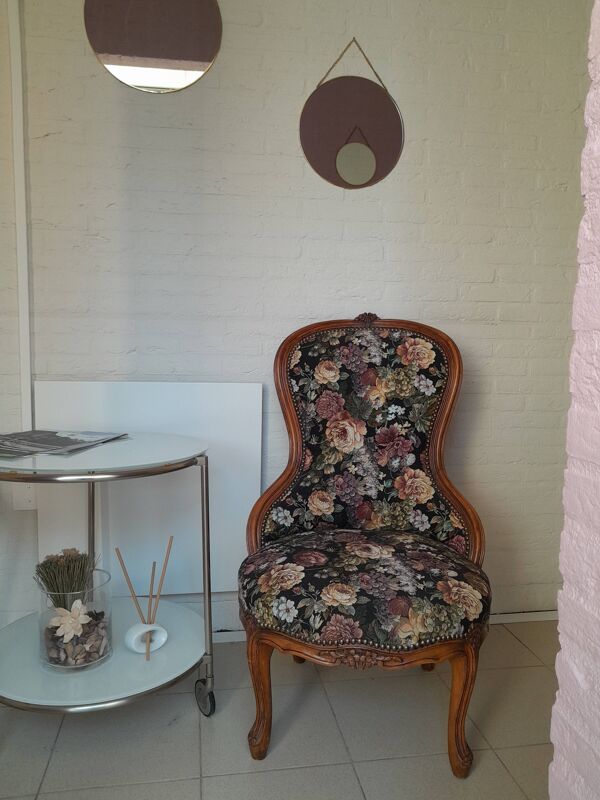 Fauteuil vintage brocante, fauteuil à tricot fleuri, classique des années 30-50.