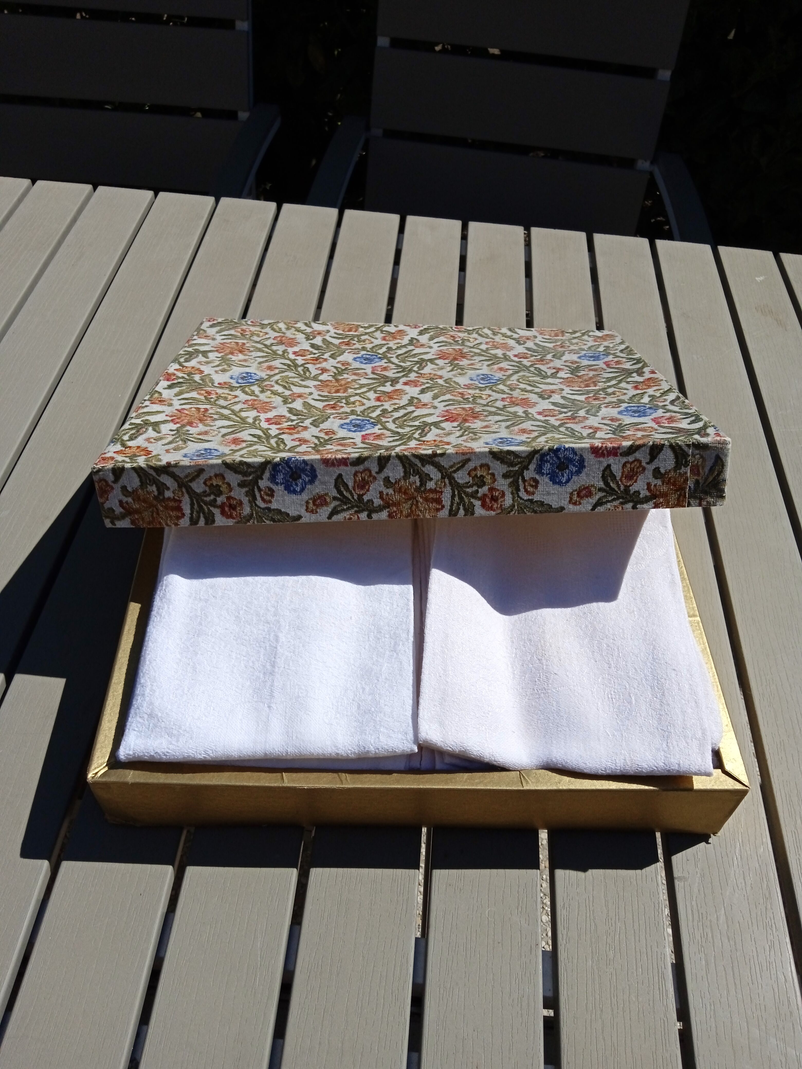 Tablecloth and its 11 damassed towels