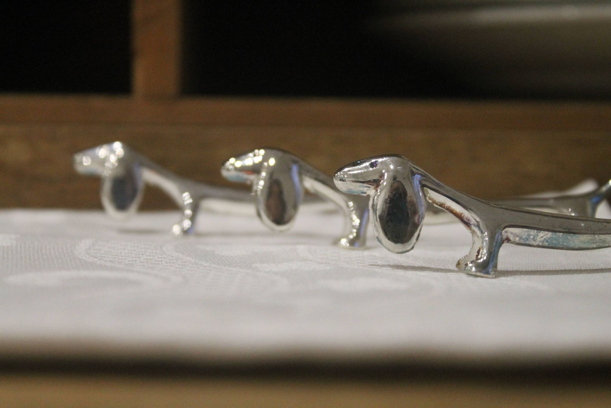 set of 6 knife holders in silver metal basset/dachshund