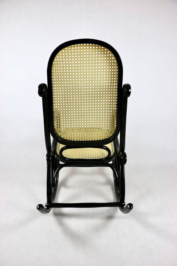 Fauteuil à bascule noir vintage attribué à Michael Thonet