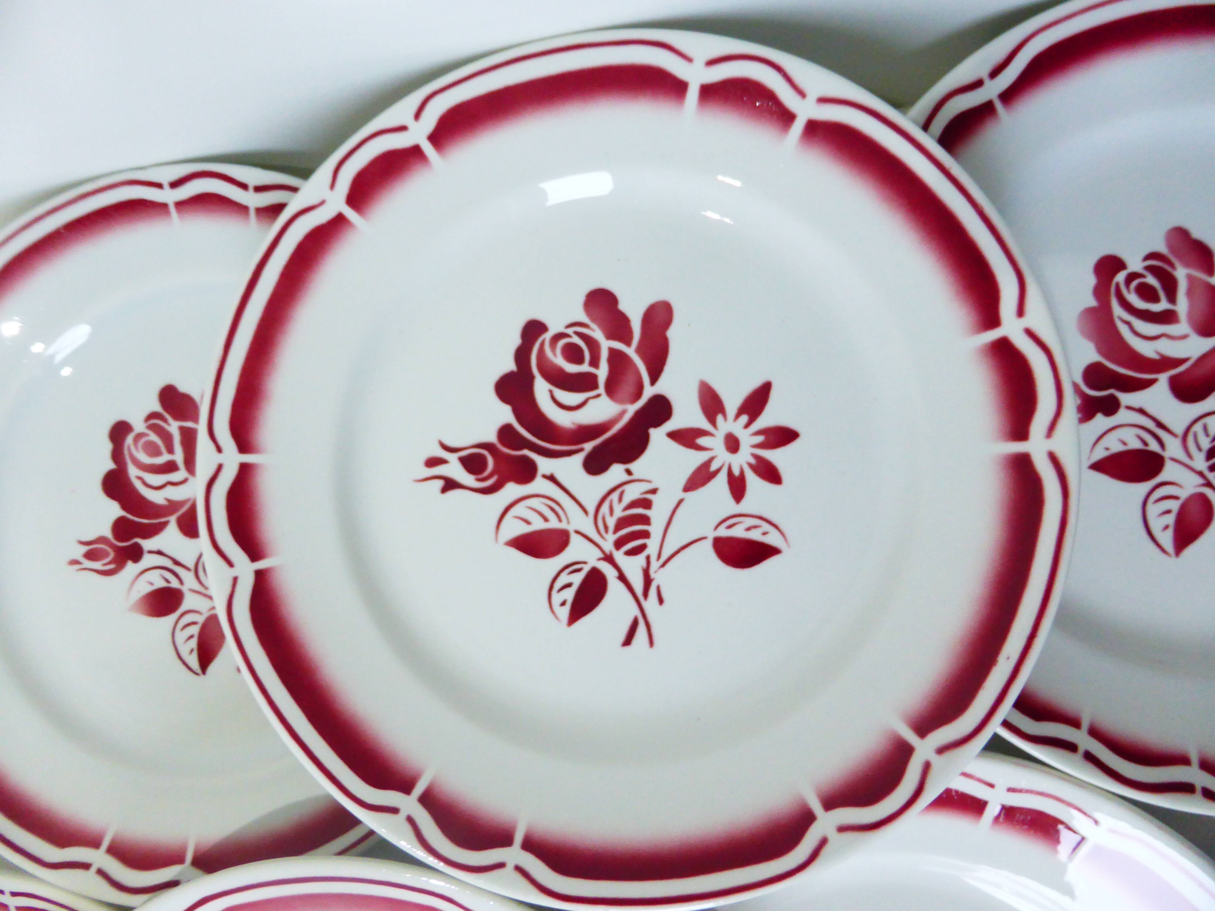 6 flat plates with red flowers