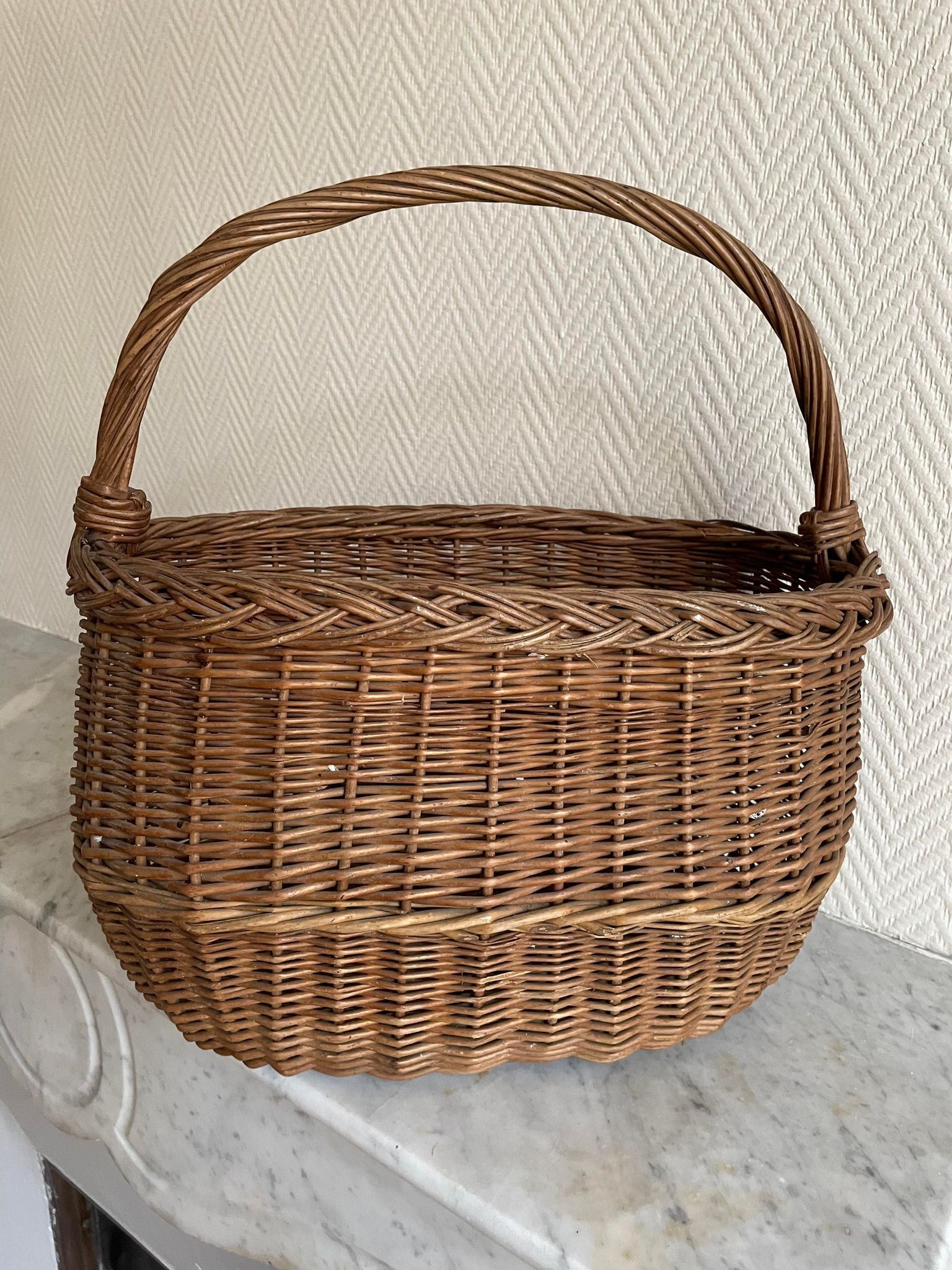 Oval wicker basket