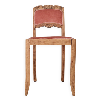 Antique chair with carved patterns and pink velvet.