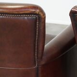 Lot de 2 fauteuils en cuir de mouton correctement finis avec des clous décoratifs