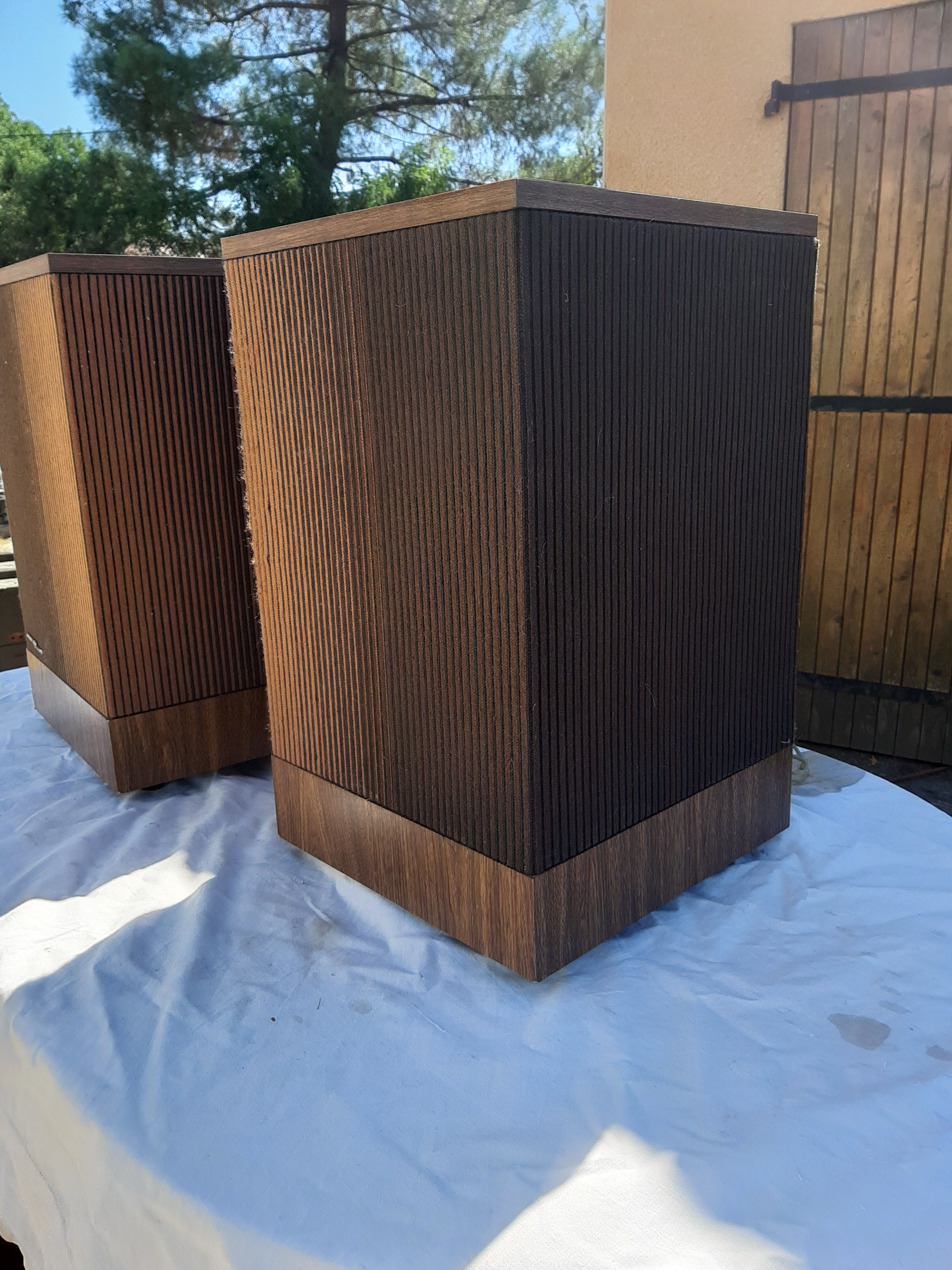 Pair of 501 Series III Bose speakers, 1977