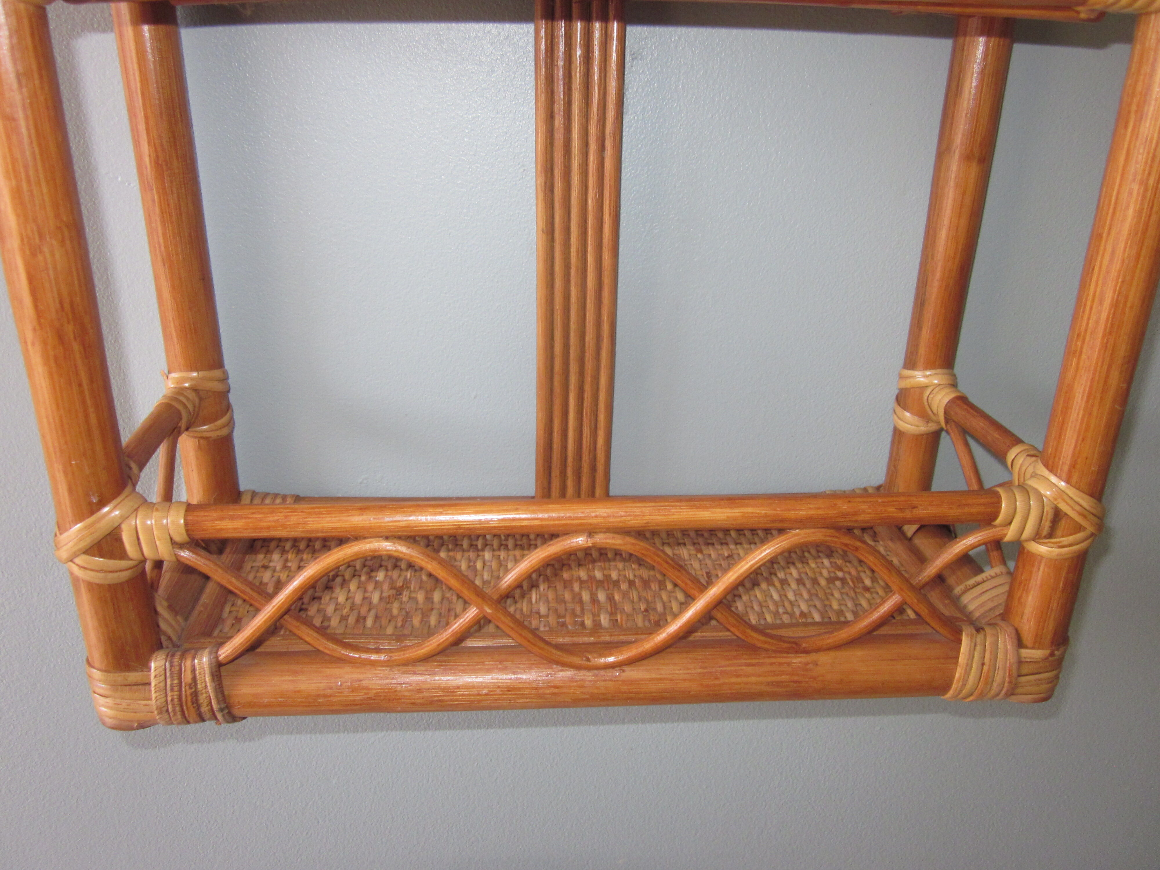 Etagere murale en rotin