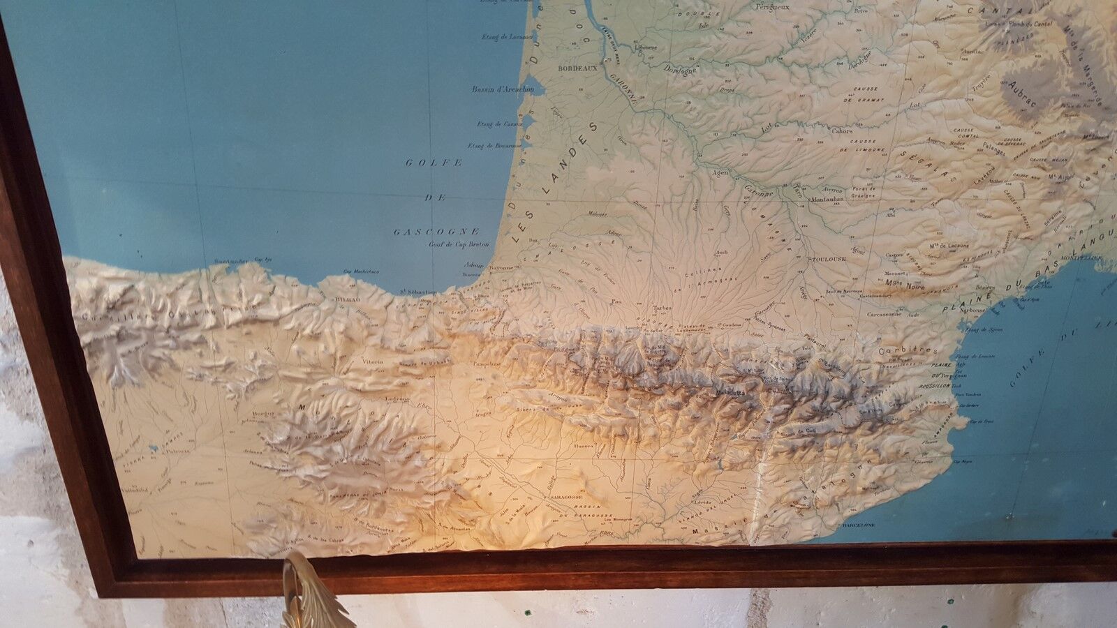 Carte de France en relief vintage sur cadre en bois