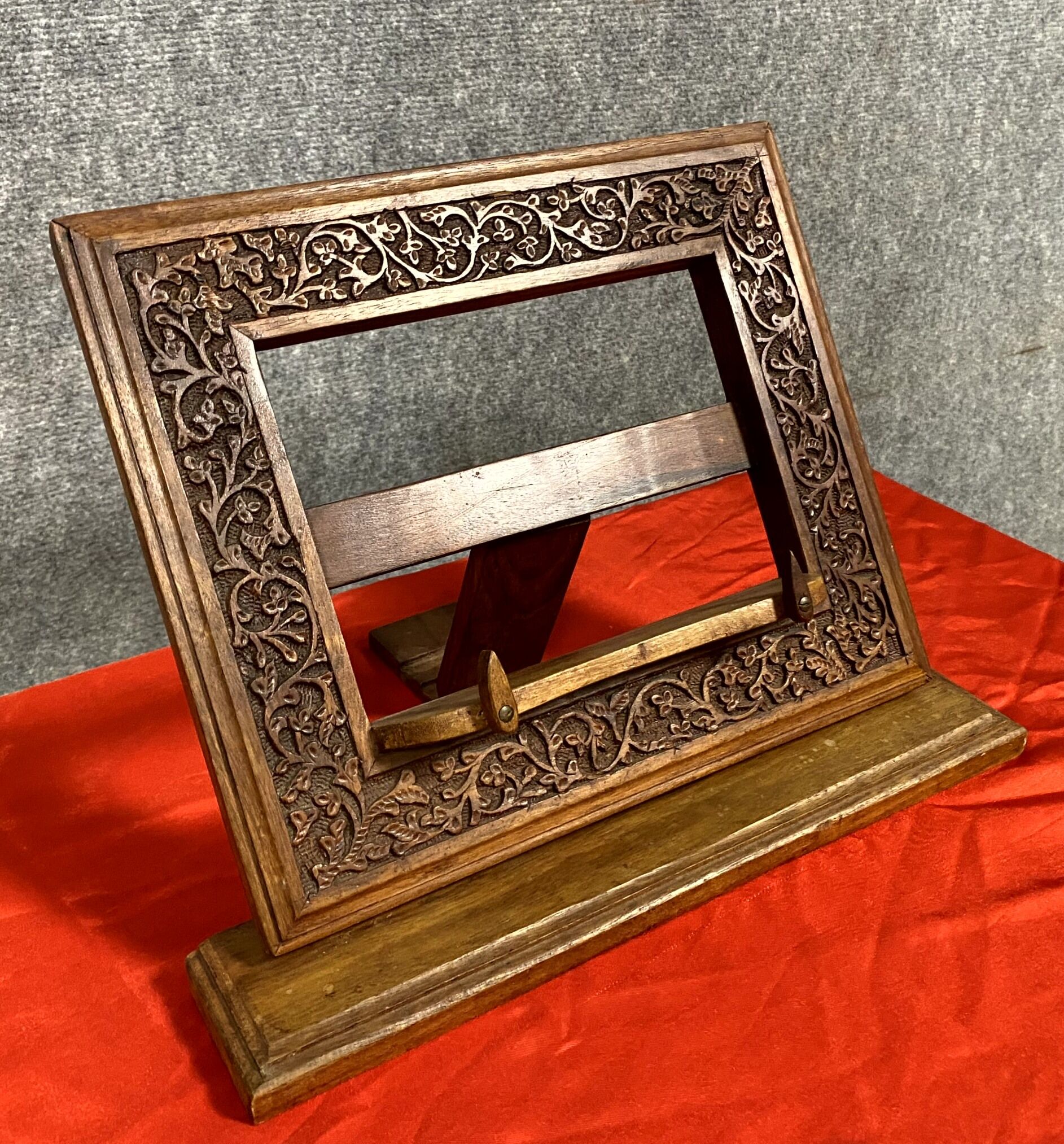 Table lectern in solid oak carved twentieth century