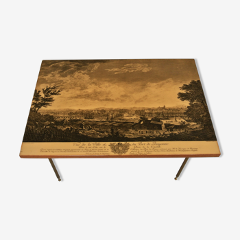 Coffee table - lacquered wooden top decorated with the town of Bayonne - gaudronnés brass feet