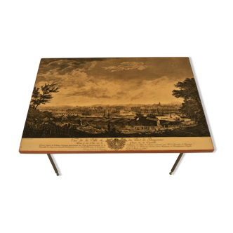 Coffee table - lacquered wooden top decorated with the town of Bayonne - gaudronnés brass feet