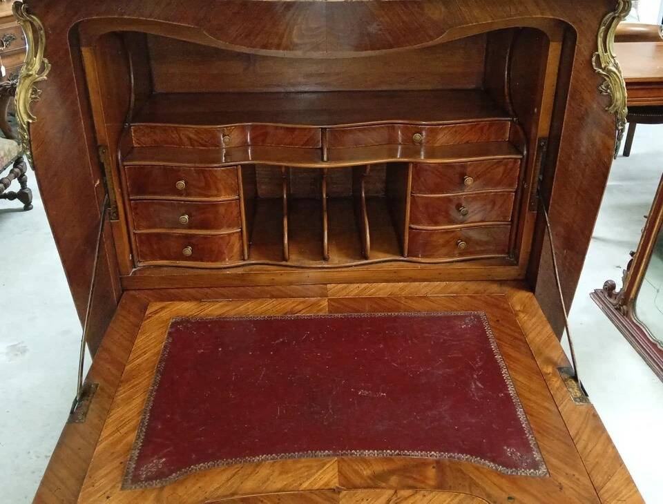 Important Louis XV secretary, in floral marquetry and rich.