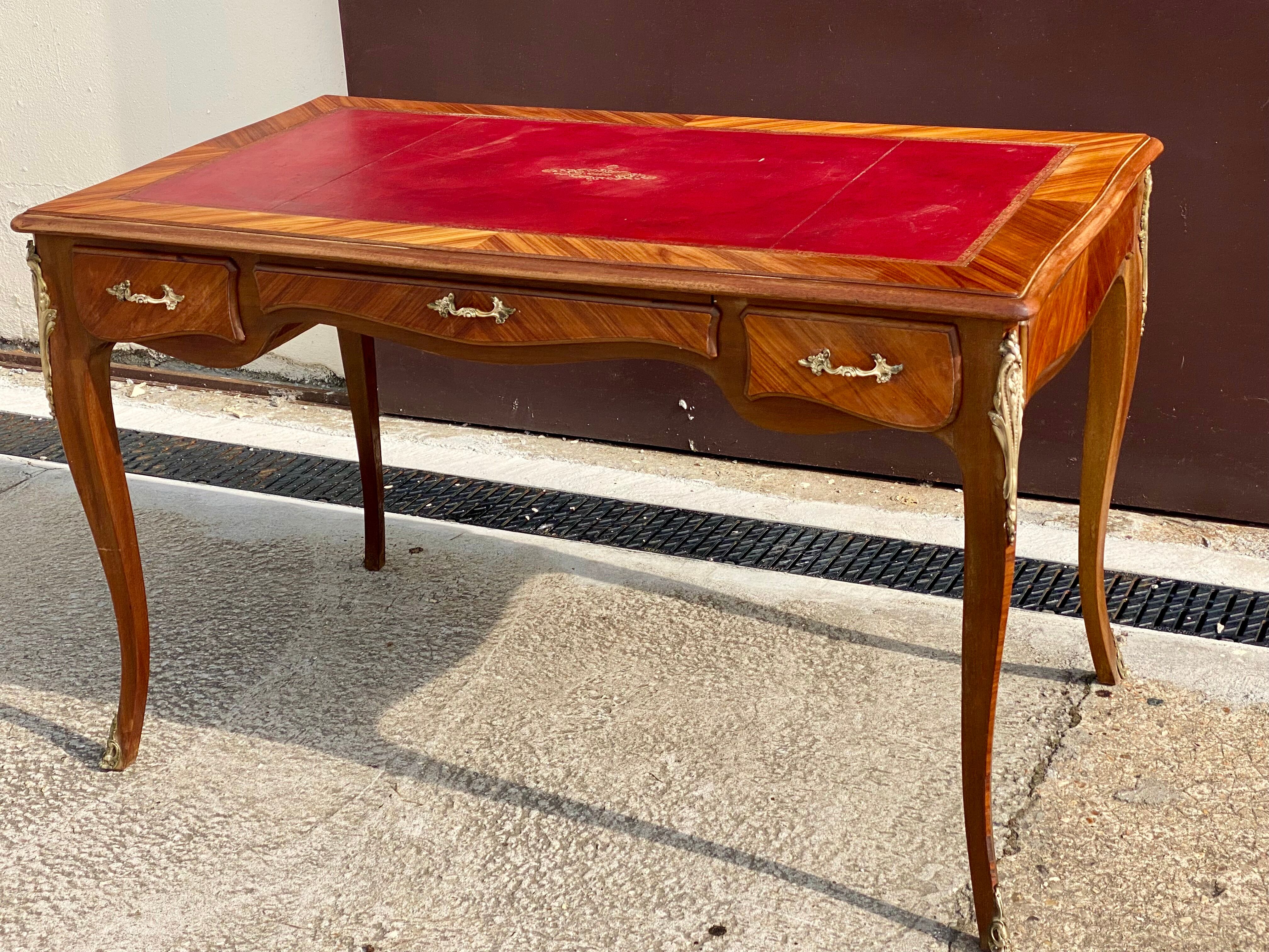 Bureau en marqueterie  bois de rose style Louis XV
