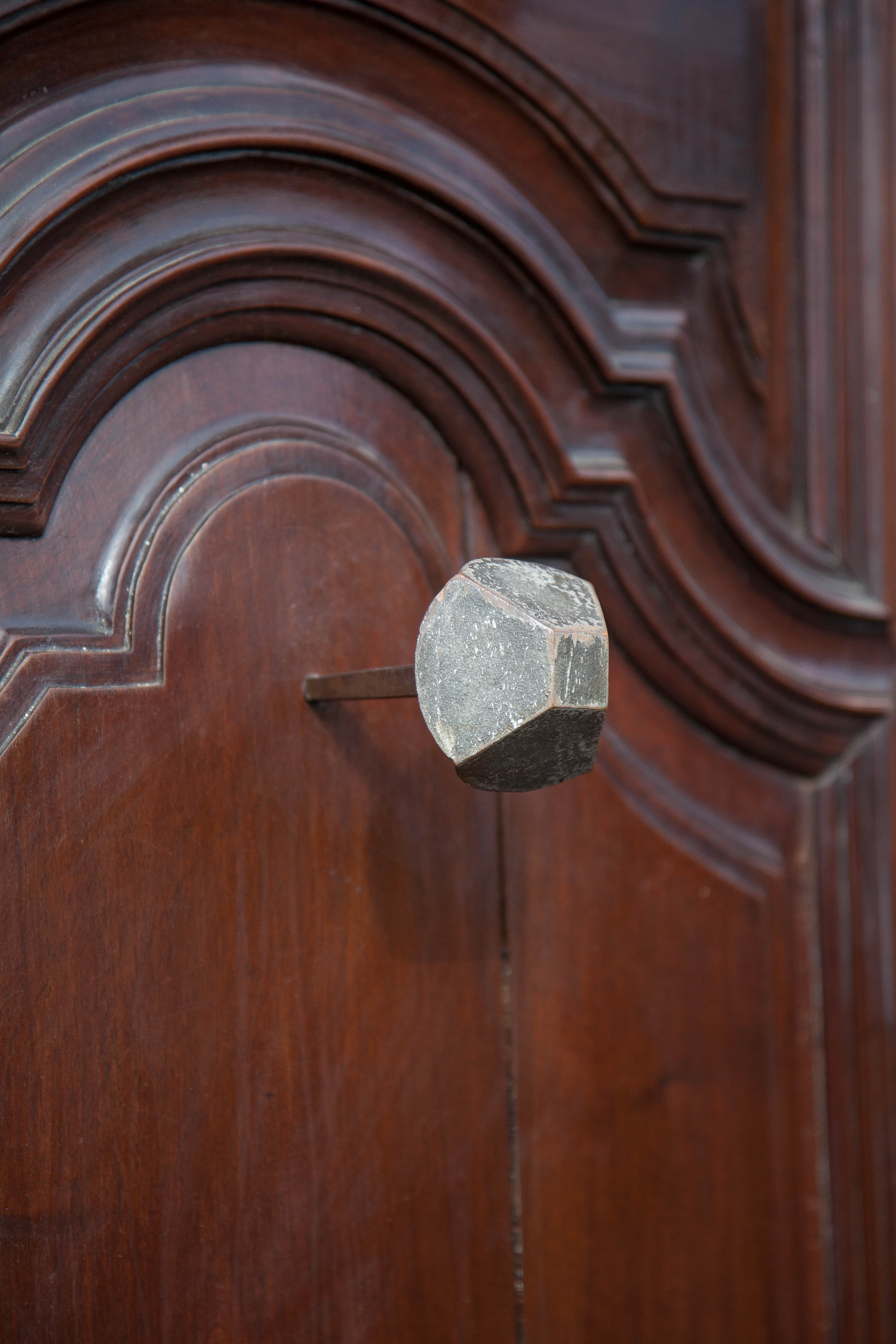 Grand vestiaire porte-manteau en bois 2 portes ancien