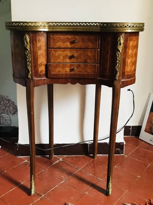 Table ''rognon'' pouvant servir de table chevet