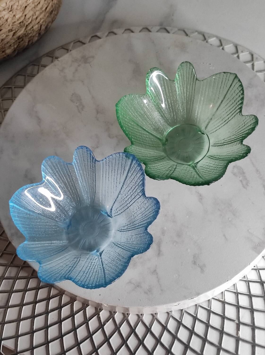Flower-shaped glass bowls