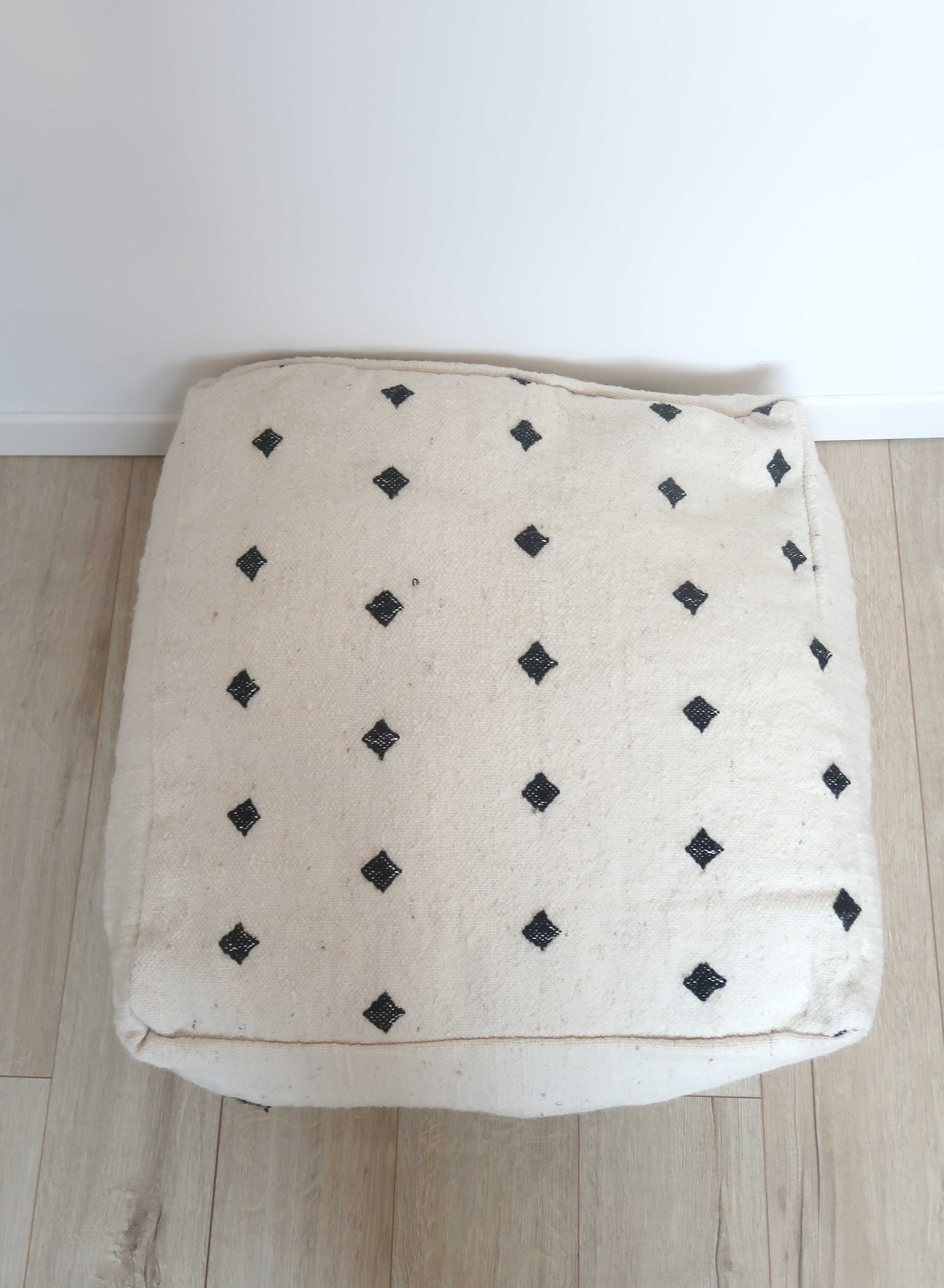 Berber pouf cover Béni Ouarain with black and white diamonds