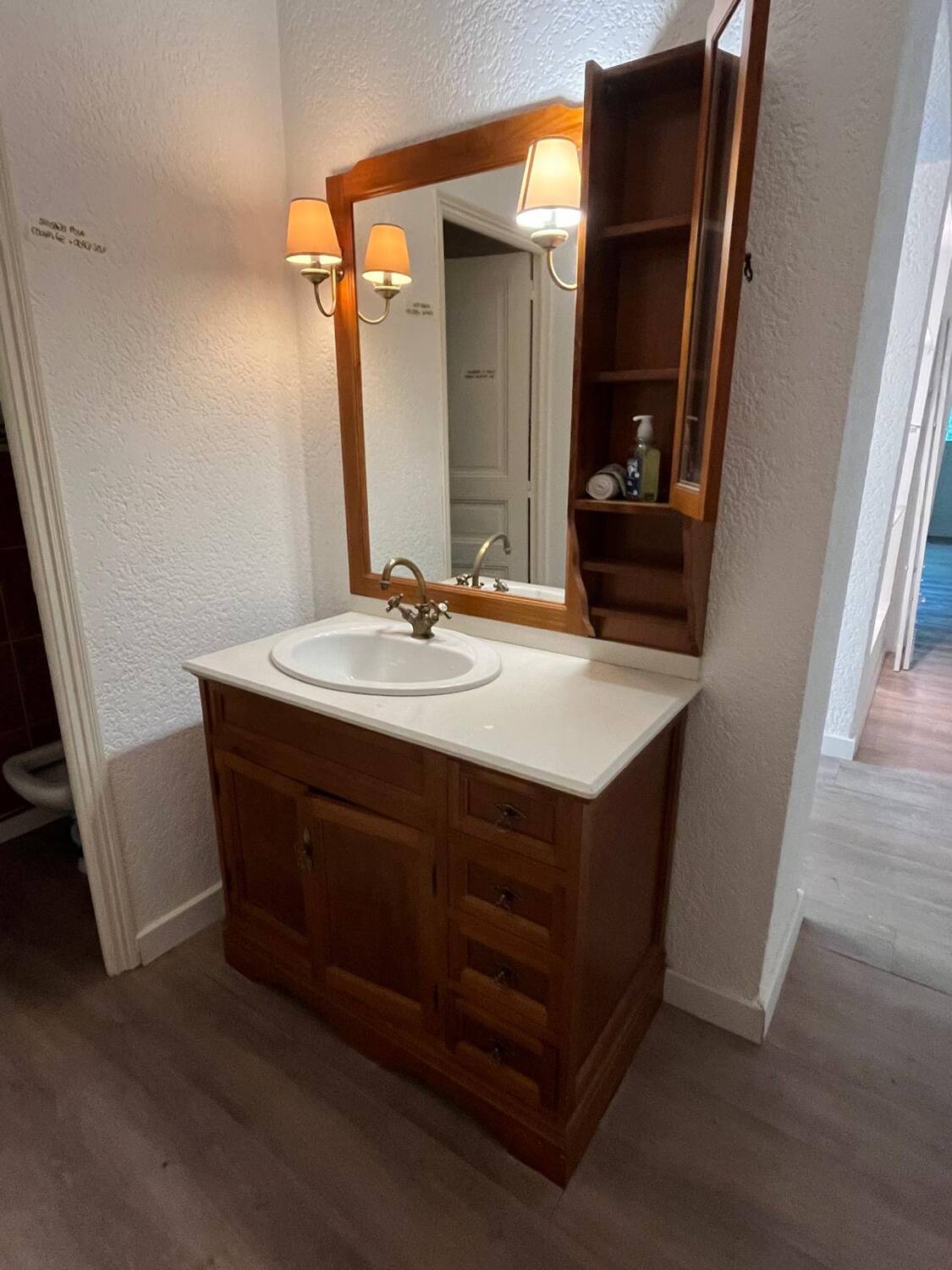 Meuble de toilettes / salle de bain