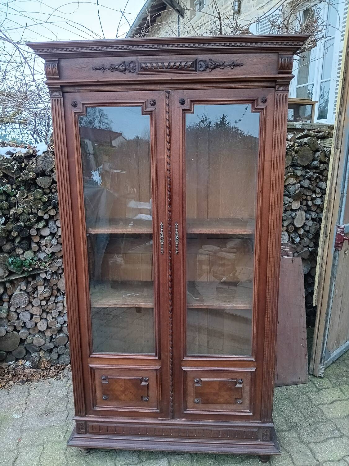 Glass display cabinet/bookshelf