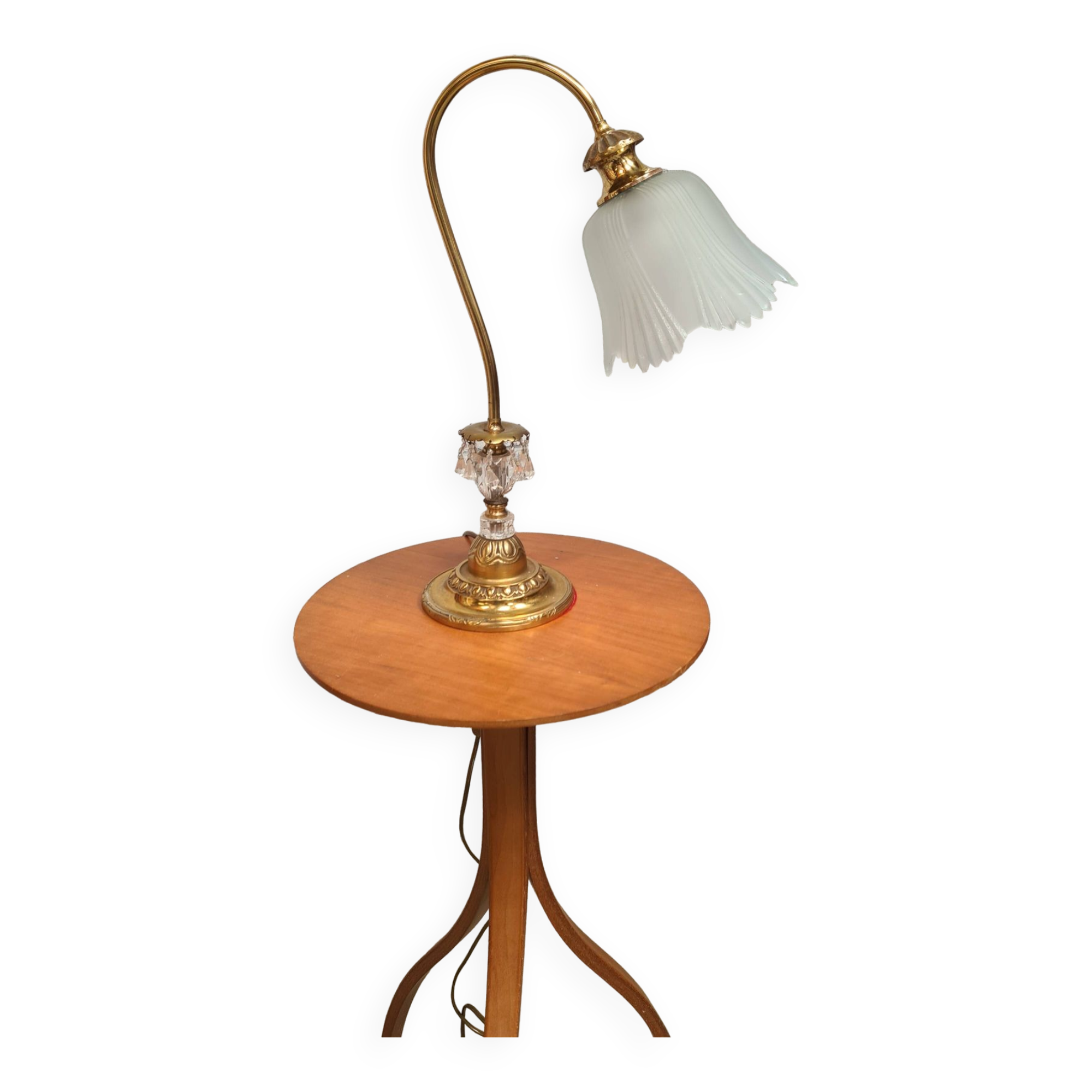 Large brass lamp with tassels 1970 to 80 and opaque molded glass, very good condition, electric ok, elegant