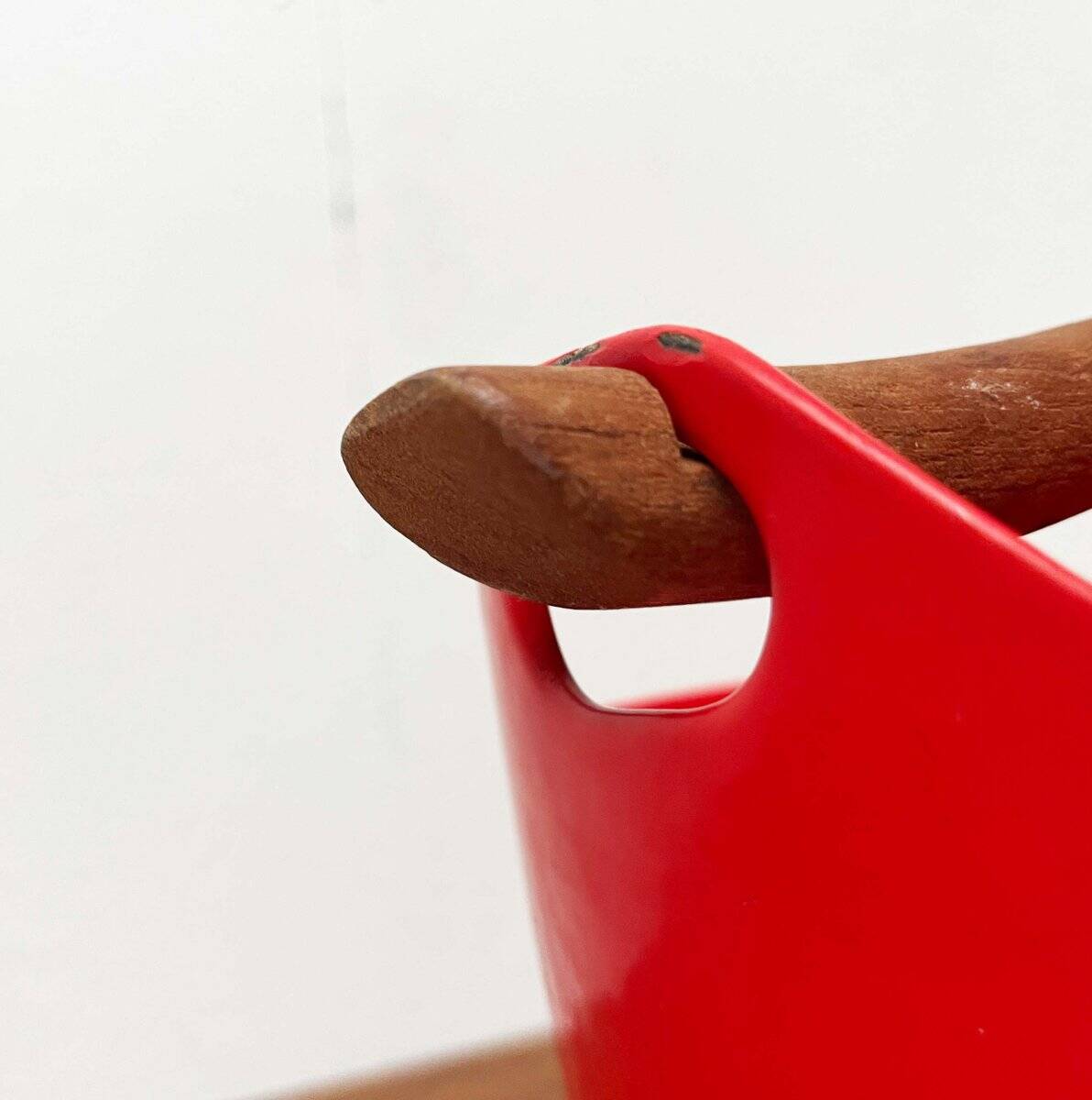 Red enamelled cast iron pot in mid-century style with teak handle by Timo Sarpaneva for Rosenlew of Finland, 1960s.