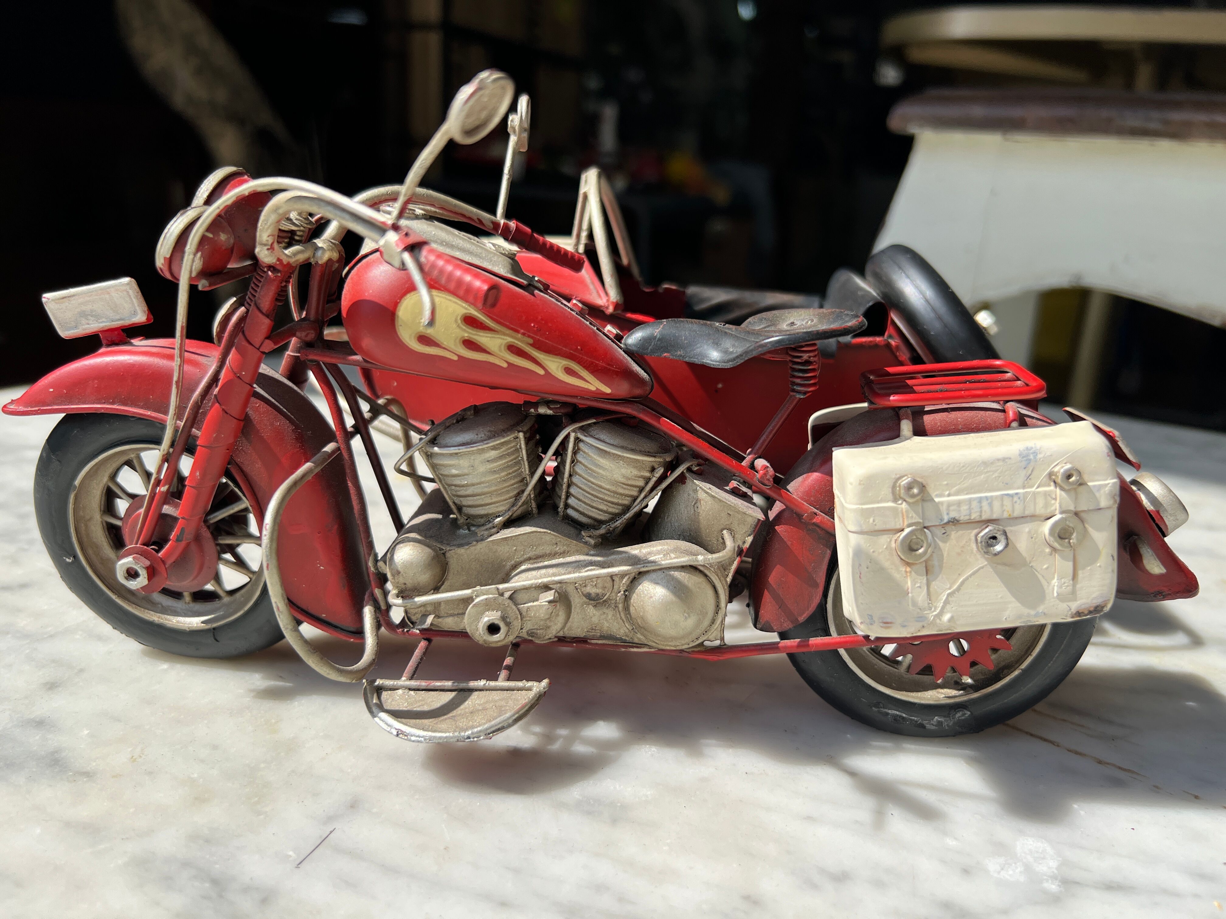 Moto side-car vintage en métal
