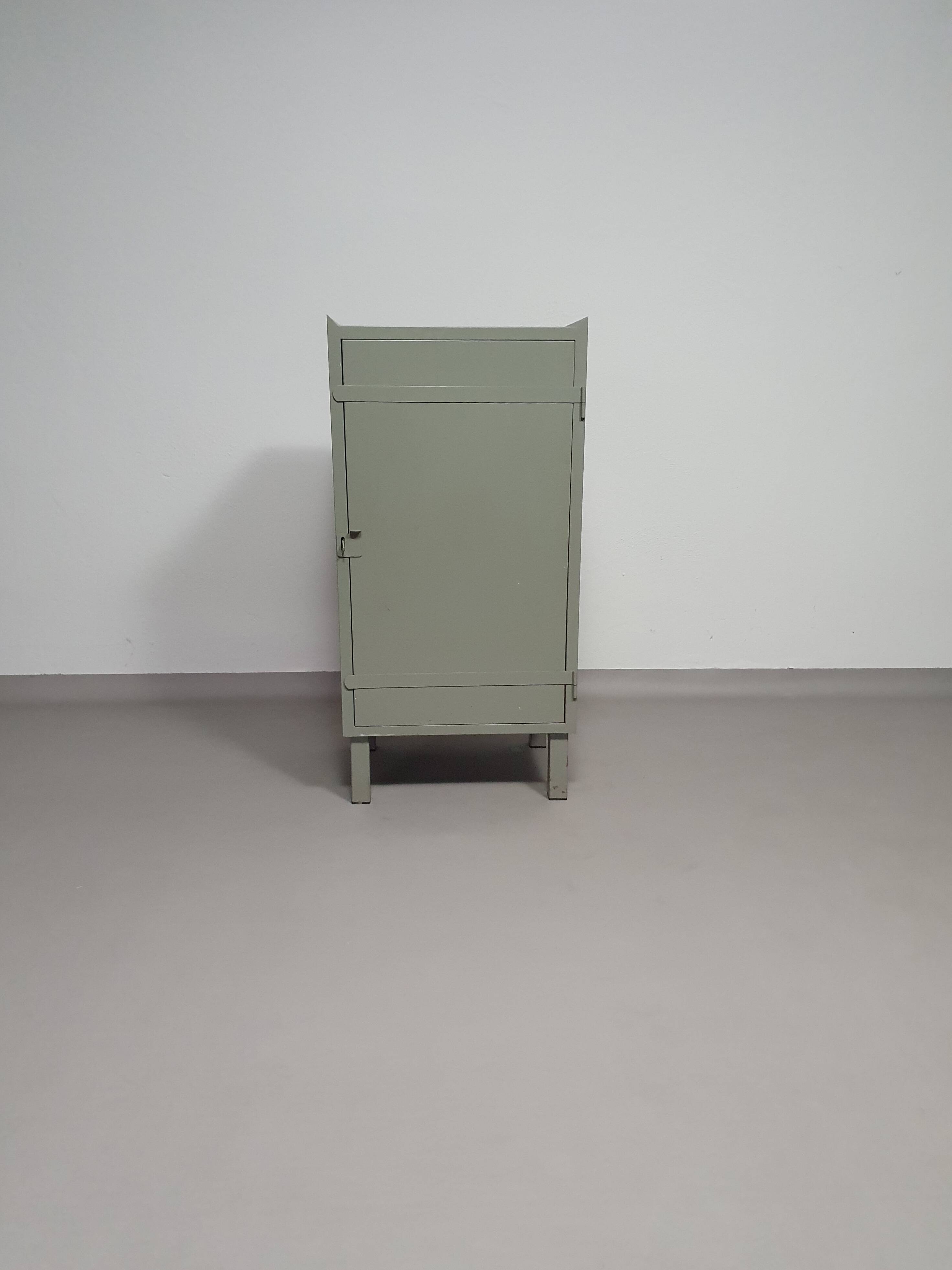 Casier en métal gris. Petit buffet industriel.