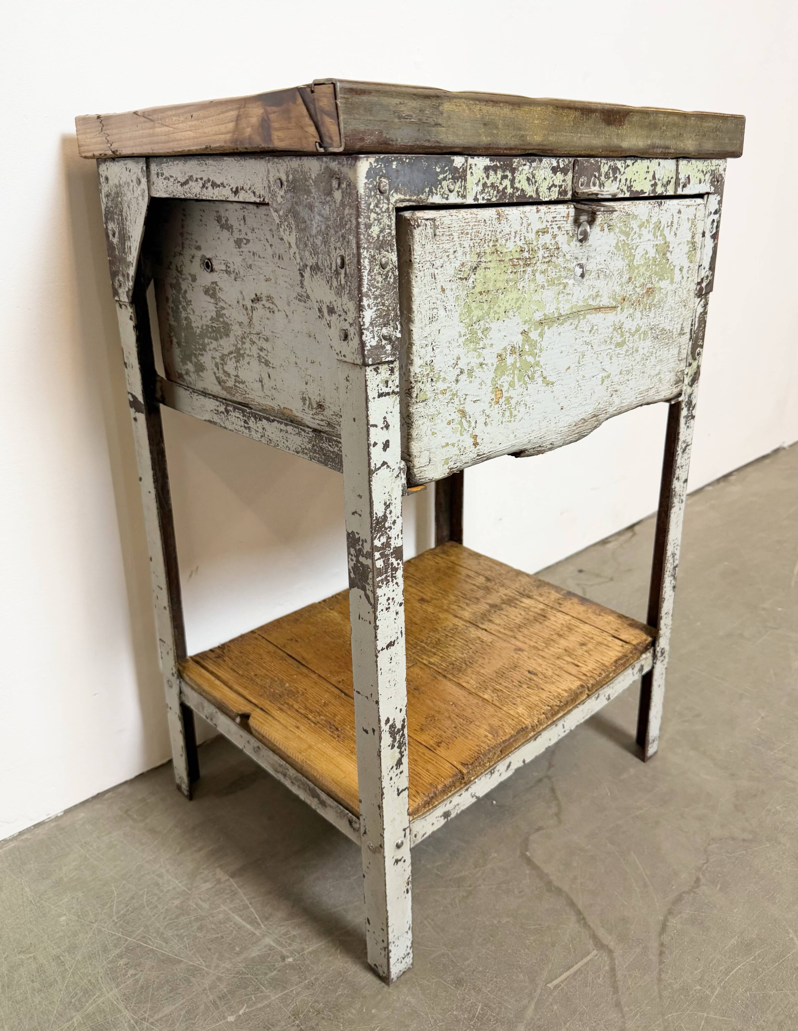 Commode en fer industriel gris, années 1950