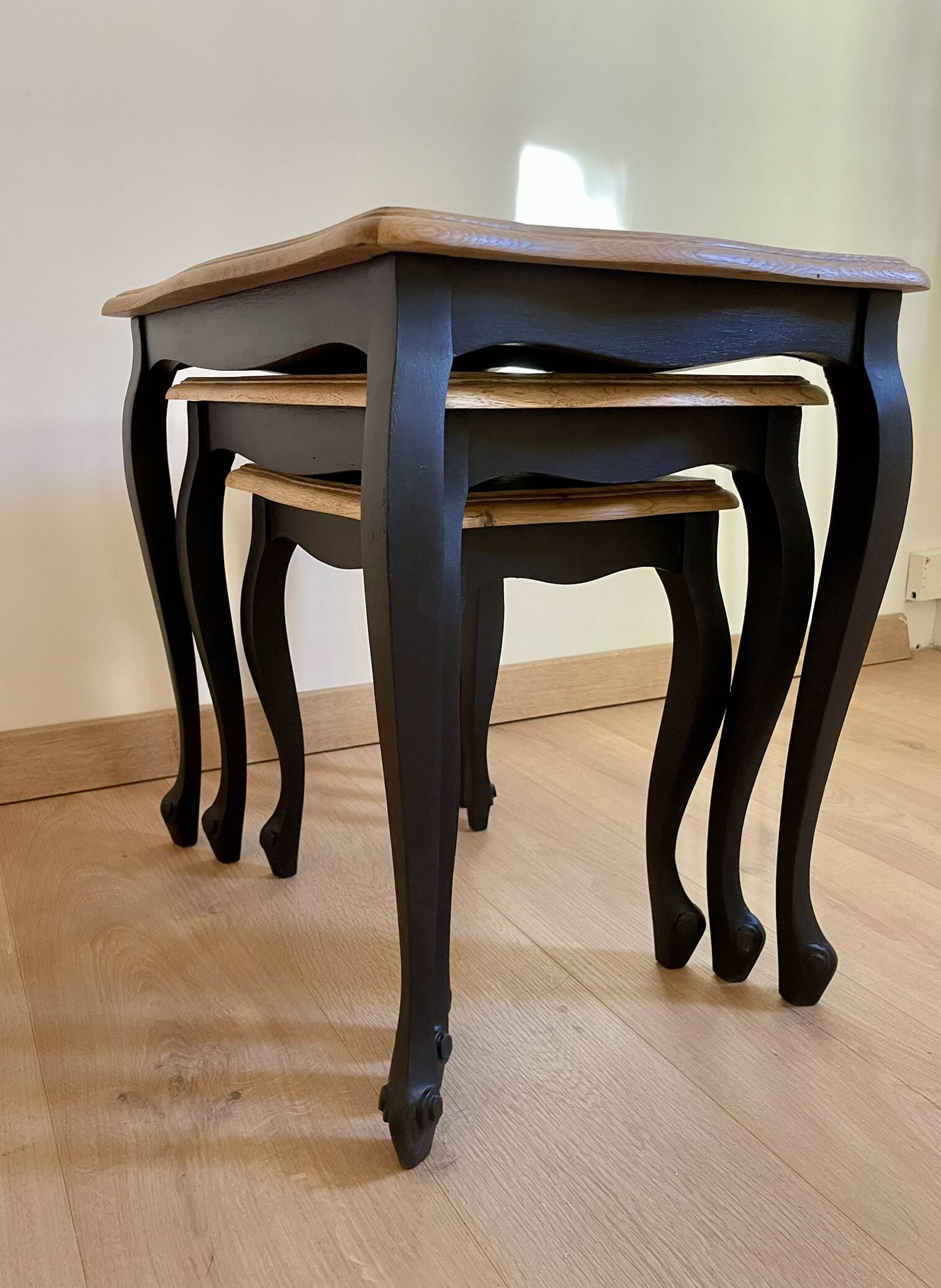 Nesting coffee tables