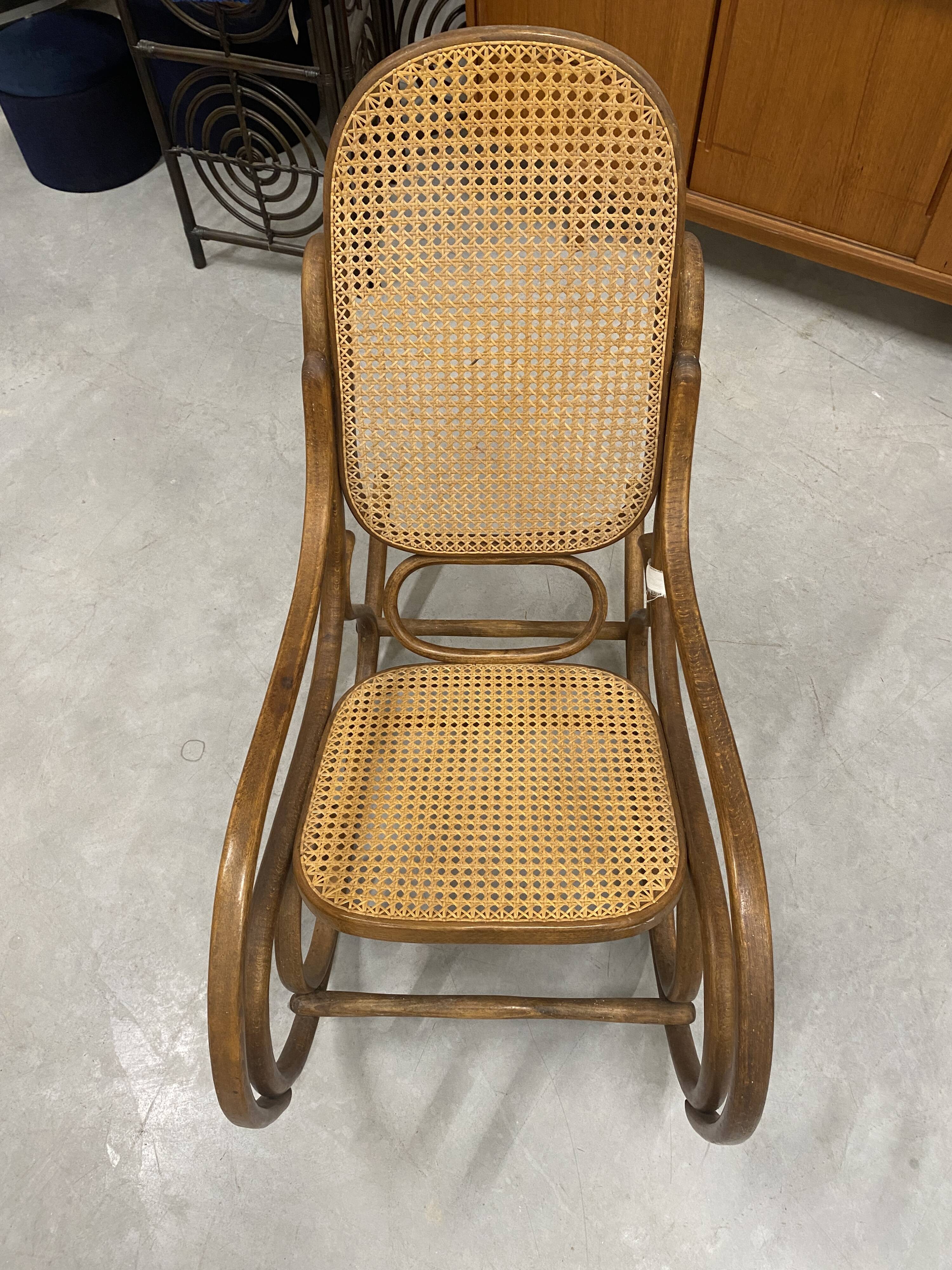 Rocking chair Thonet en bois courbé et cannage