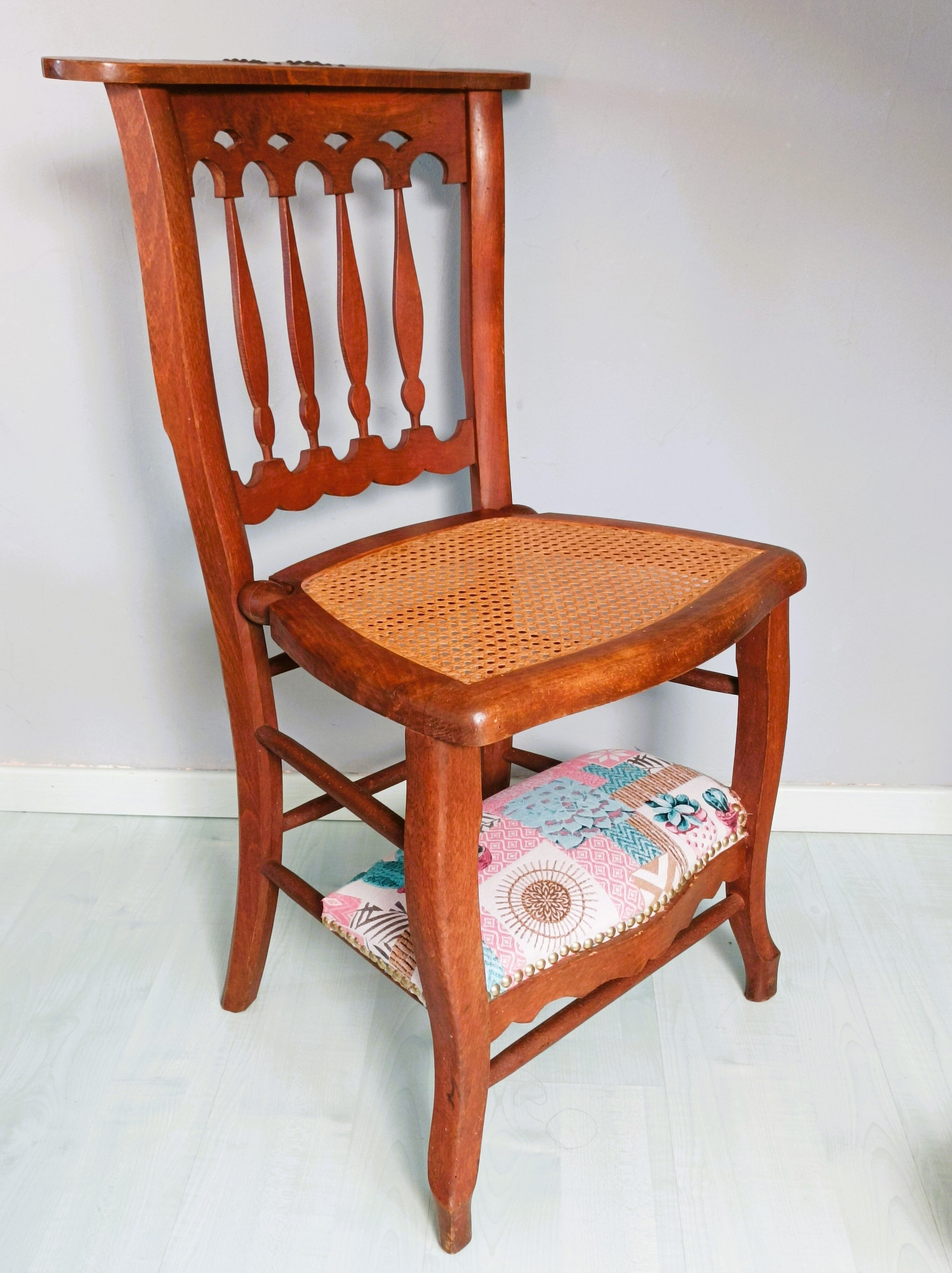 Chair prays to God ancient year