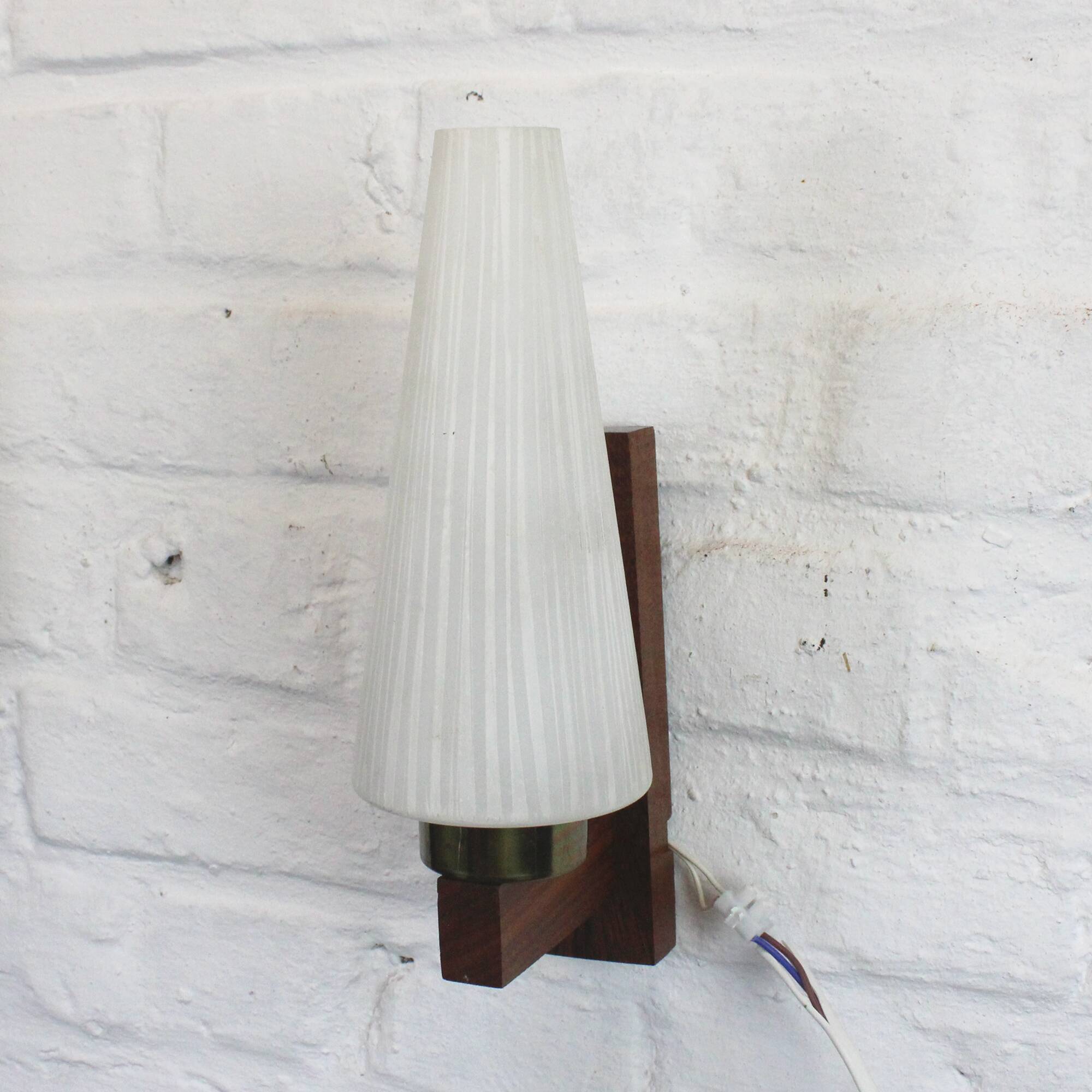 Paire d'appliques vintage teck et opaline style scandinave