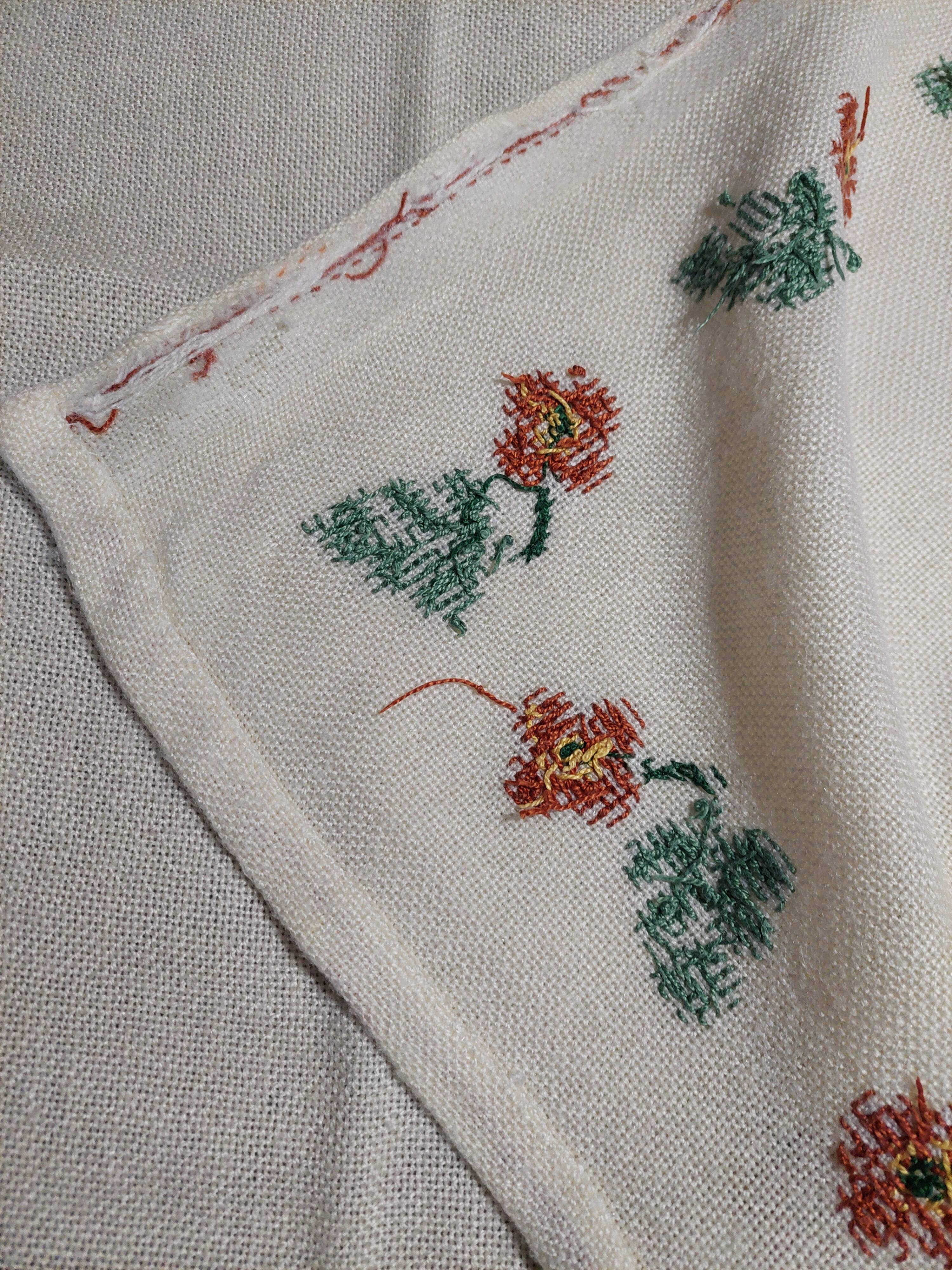 Vintage linen tablecloth and napkins acrylic embroidery 147 X 160 cm