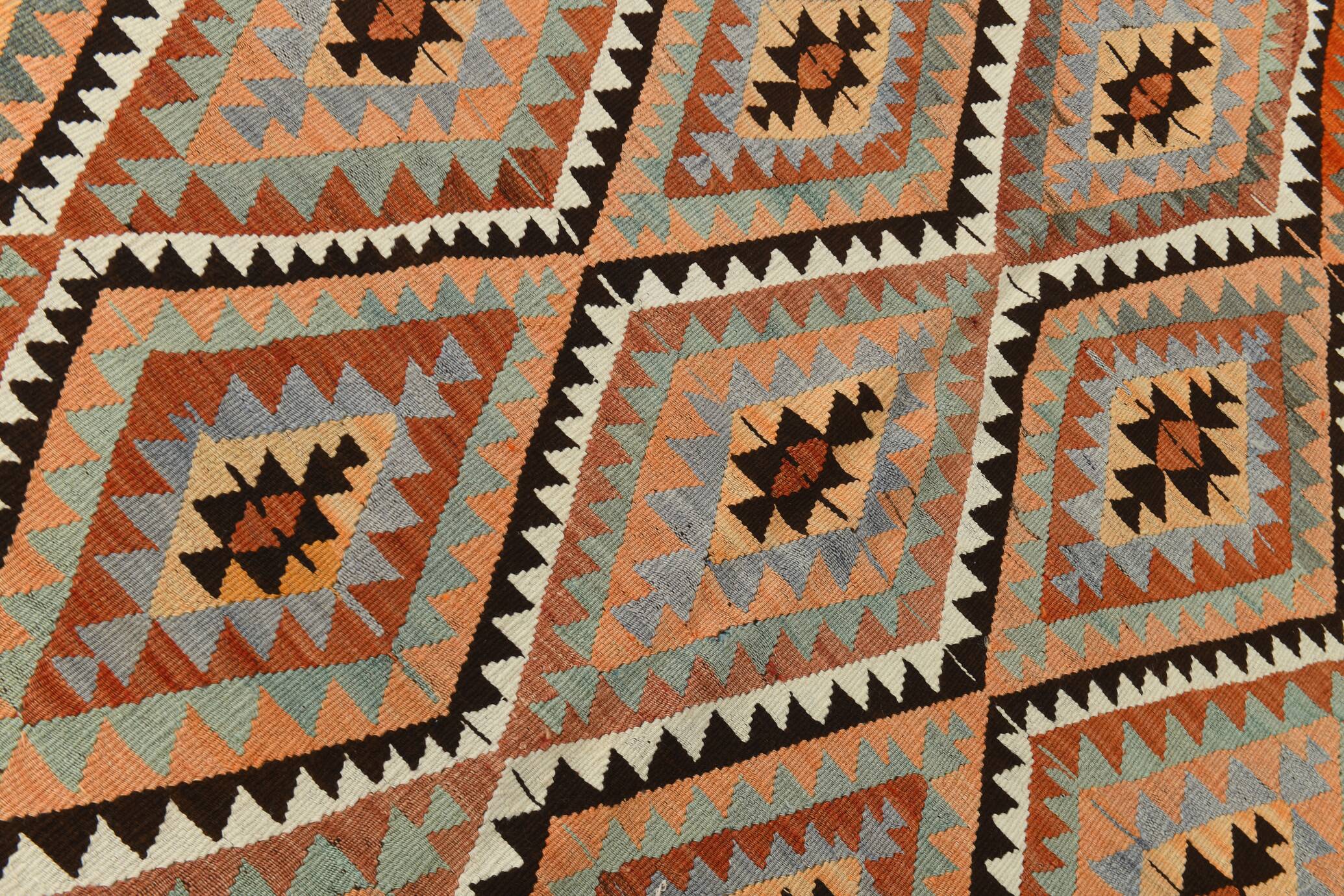 Grand kilim vintage motifs géométriques, tons terre et bleu pastel