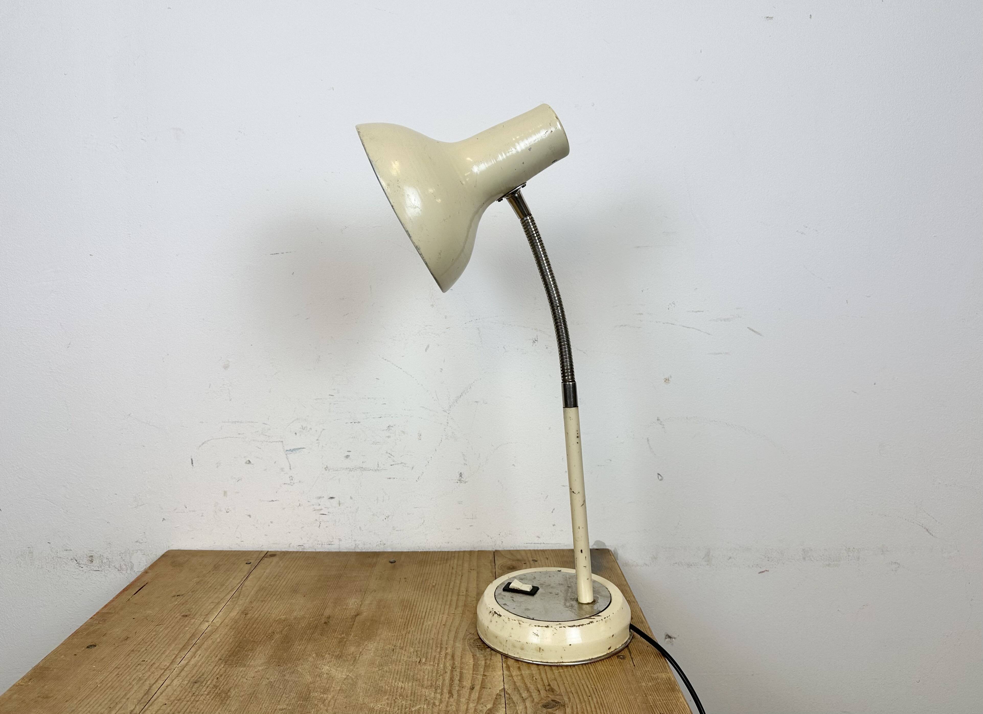 Lampe de table industrielle beige à col de cygne, 1960s