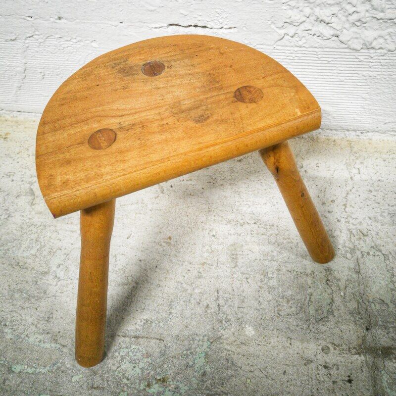 Tripod farm stool